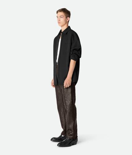 Calça em couro Intrecciato