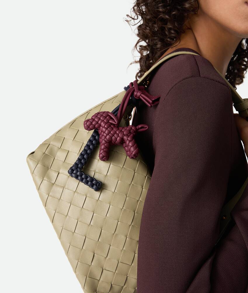 可愛い BOTTEGA VENETA ドッグチャーム レザー キーホルダー とても綺麗 ボッテガヴェネタ ドッグ 犬 チャーム キーホルダー