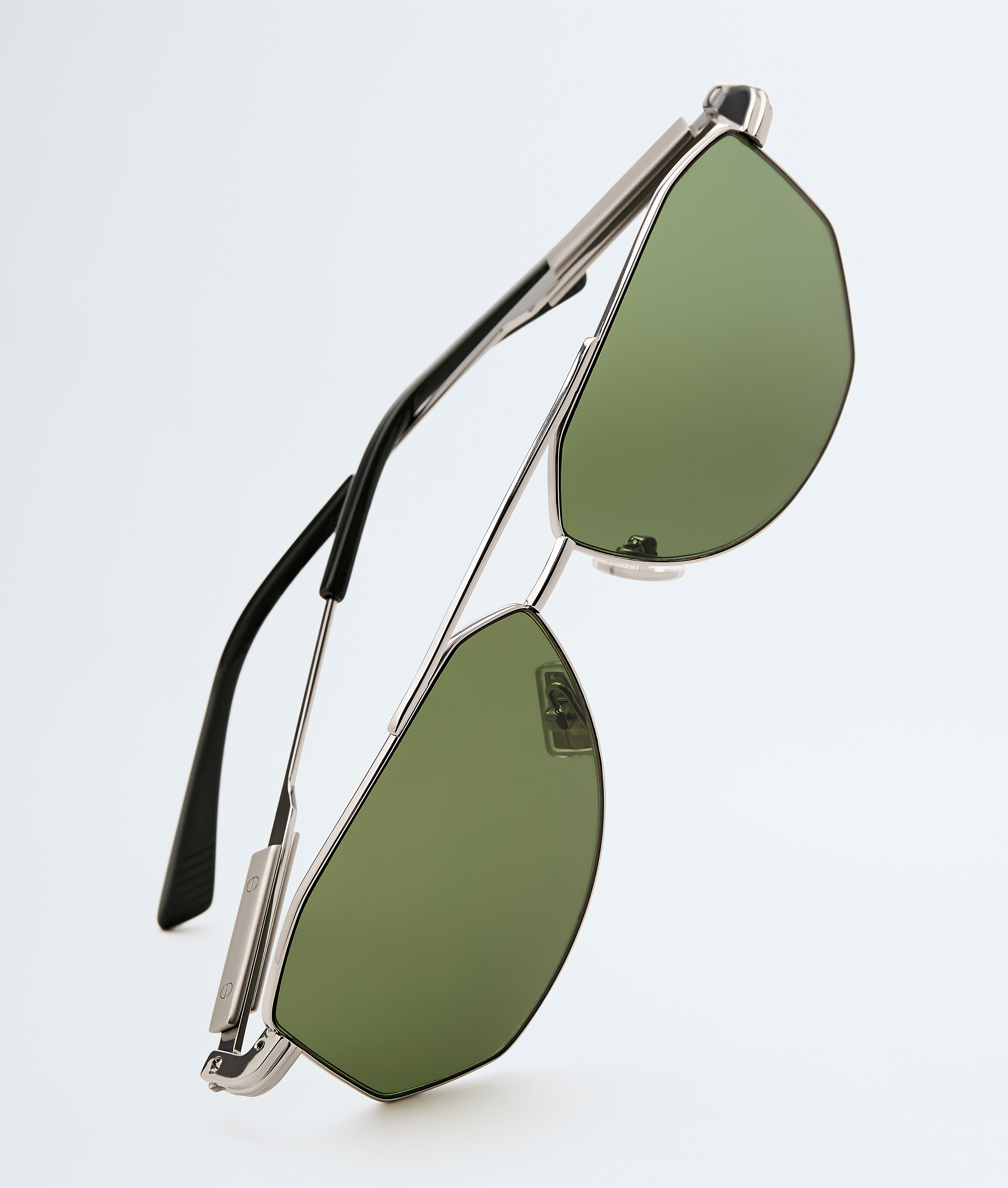 Classic Aviator Sunglasses in Silver/green Bottega Veneta France EN - Image 3
