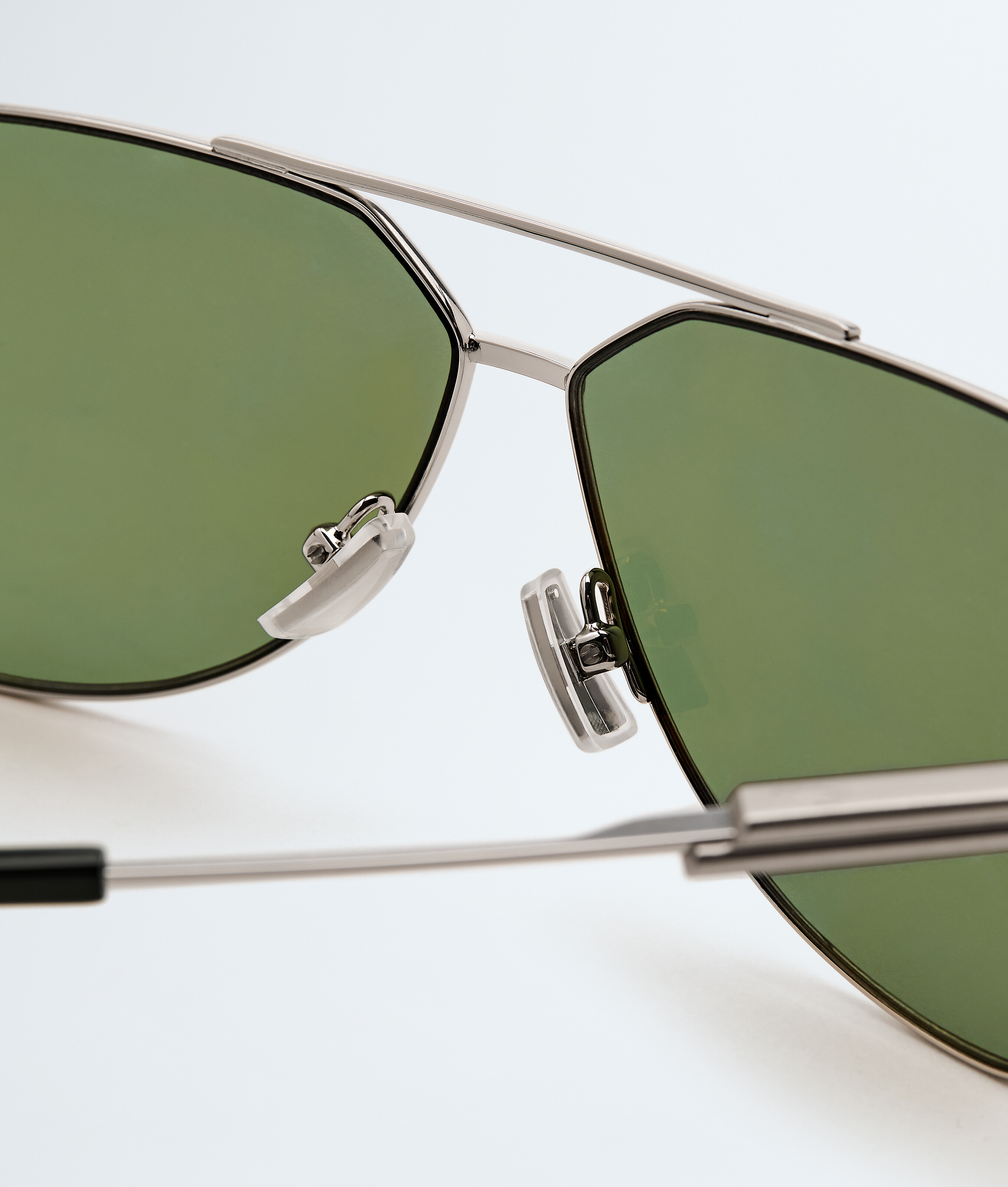 Classic Aviator Sunglasses in Silver/green Bottega Veneta France EN - Image 4