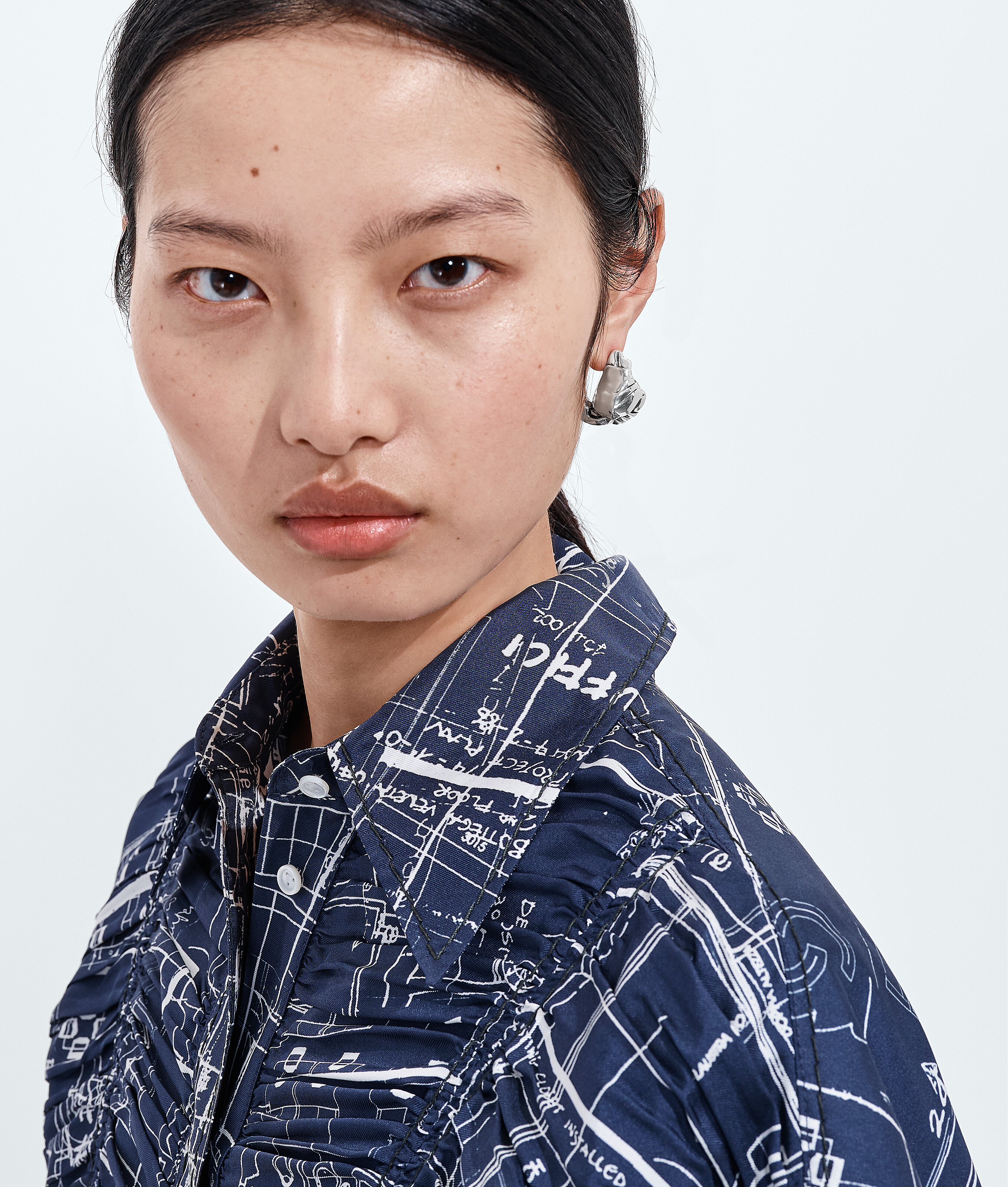 Women's Medium Knot Earrings in Silver Bottega Veneta Luxembourg EN - Image 2