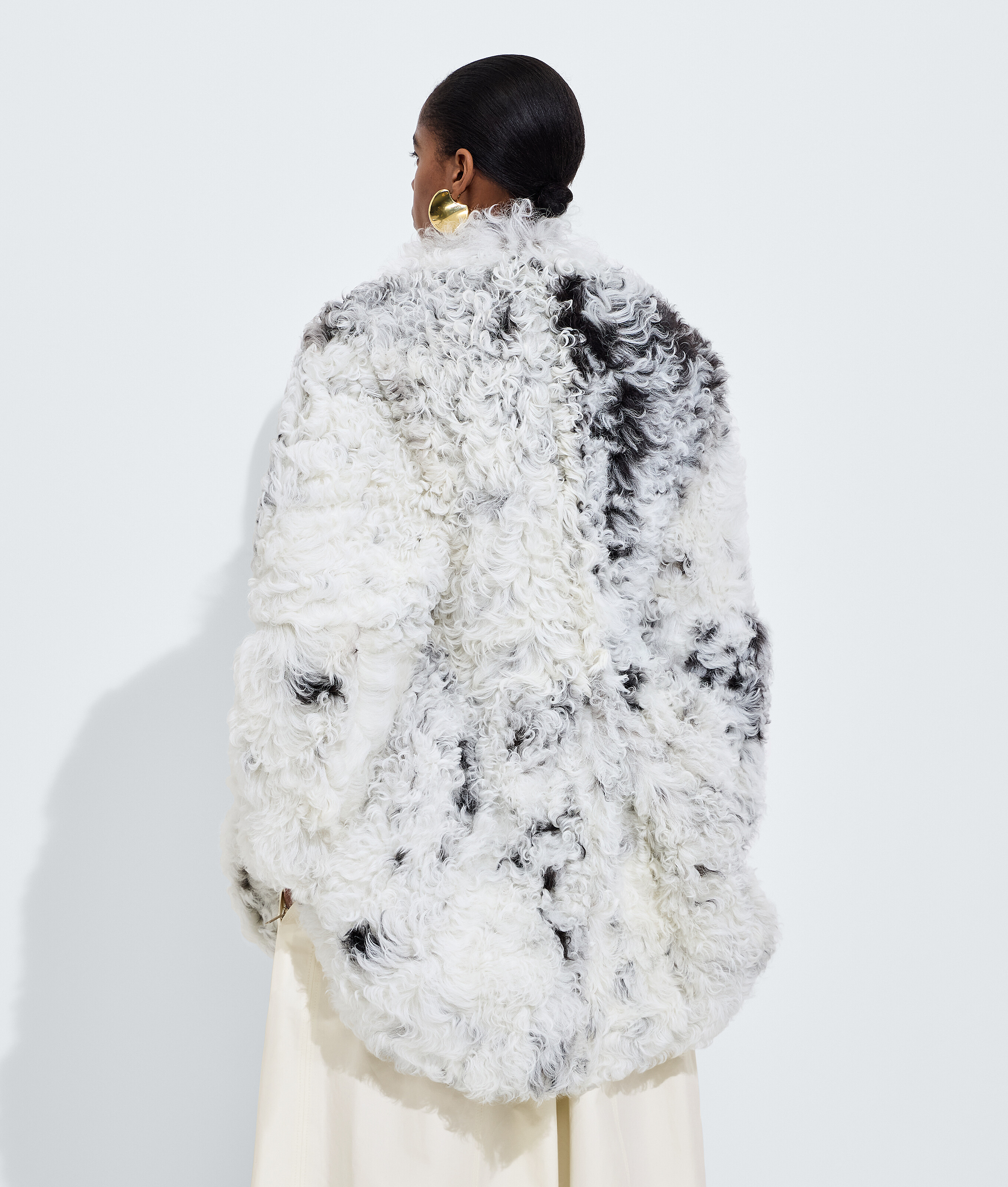 Women's Spotted Curly Shearling Coat in Himalaya Bottega Veneta Luxembourg EN - Image 3