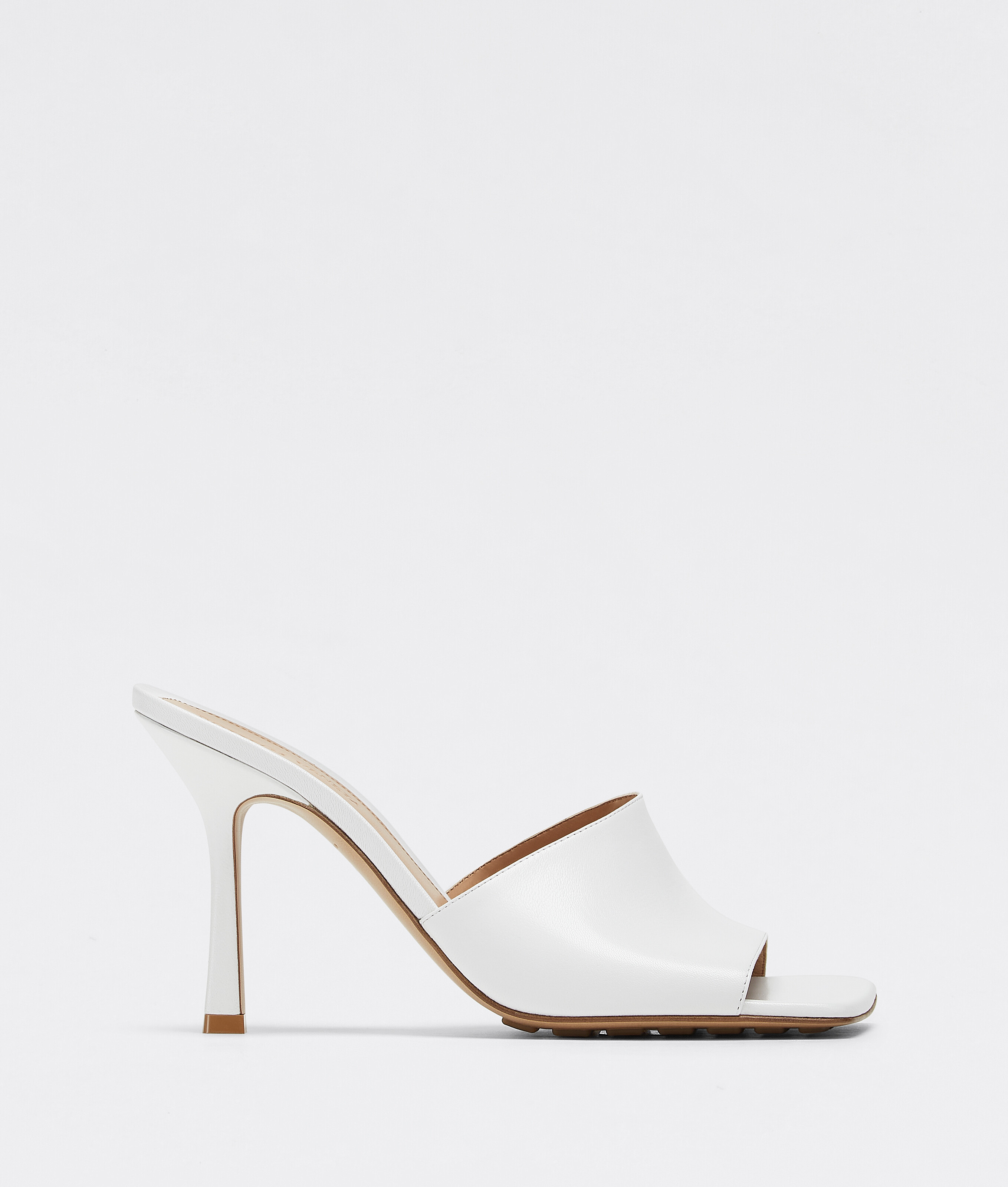 Ela's Mule Stretch em Optic white | Bottega Veneta BR