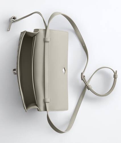 Women's Andiamo Clutch 25 in Silica gray Bottega Veneta Hong Kong SAR China EN - Image 4