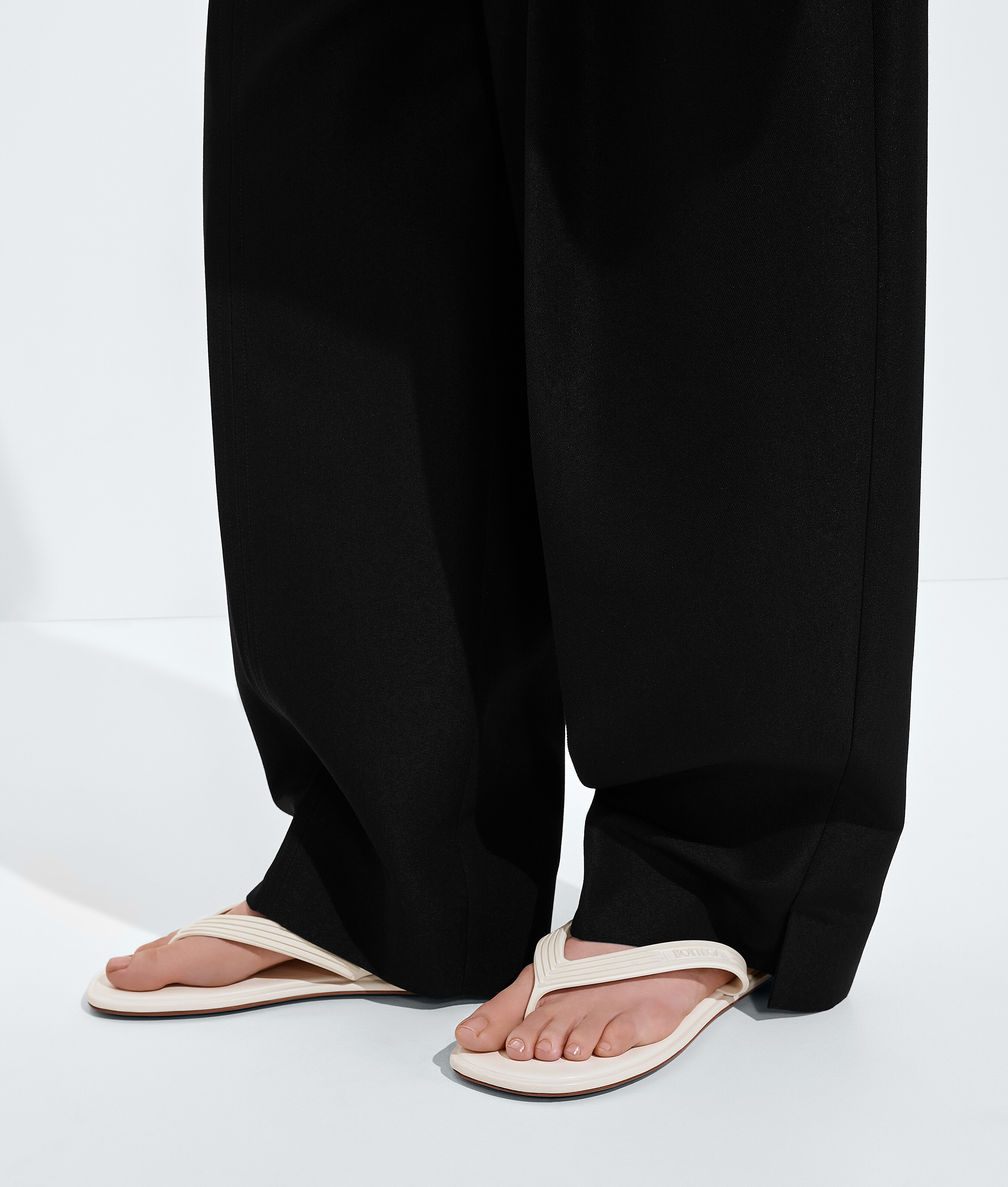 Women's Sampieri Flat Thong in Alabaster Bottega Veneta Canada EN - Image 2