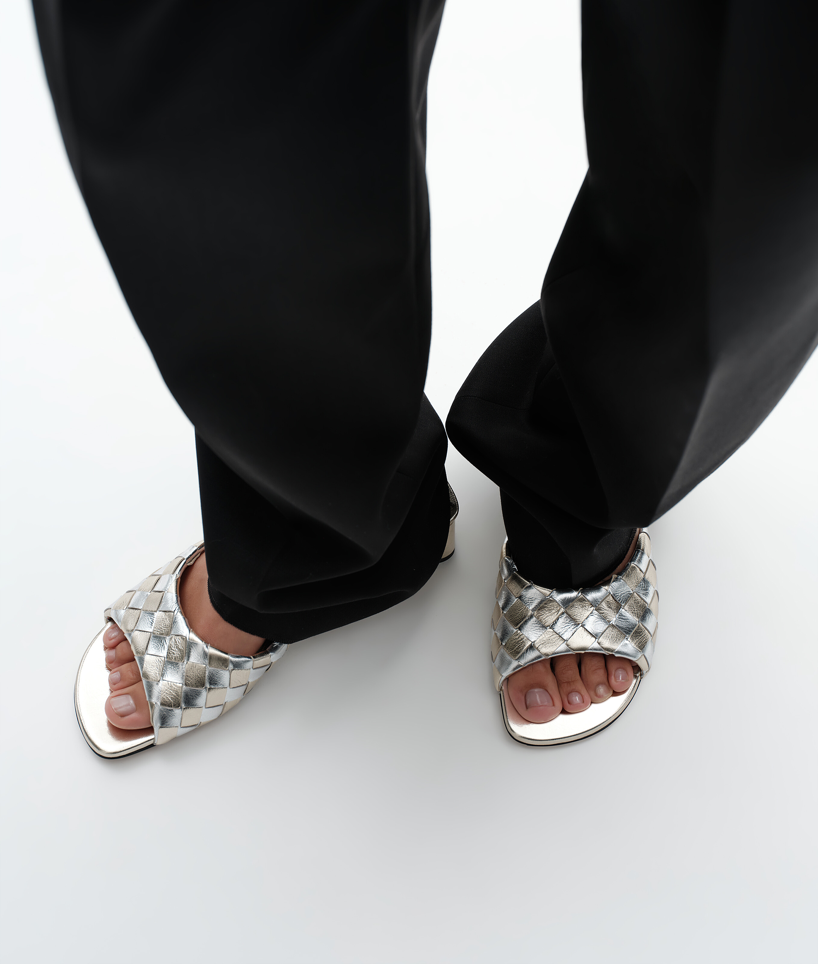Women's Livia Mule in Supermoon/silver Bottega Veneta United Arab Emirates EN - Image 2