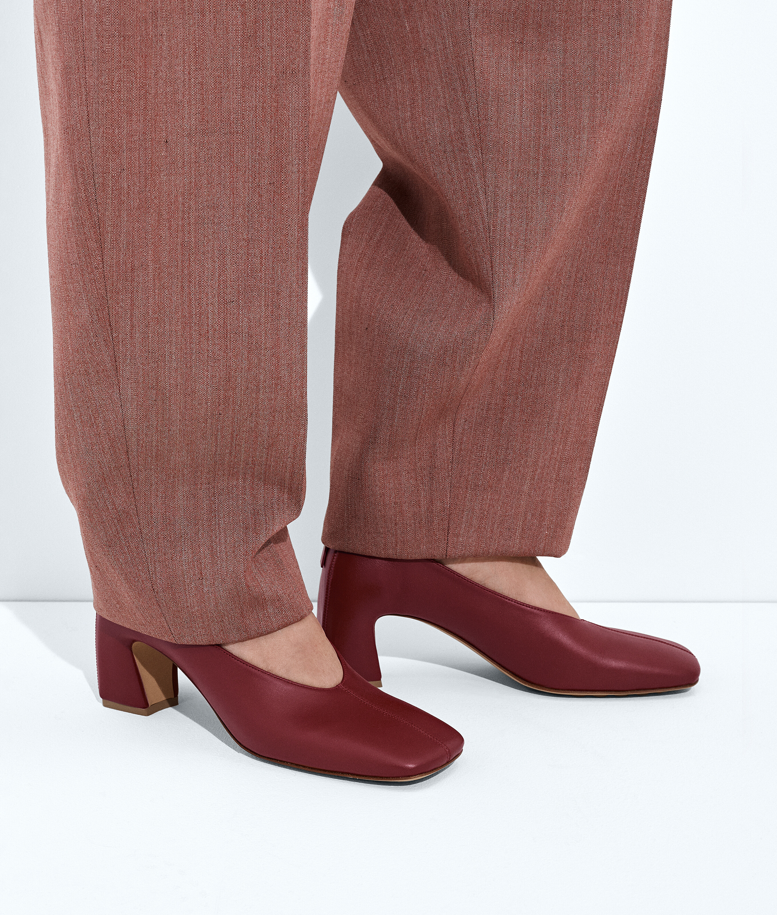 Women's Allegra Pump in Lava red Bottega Veneta Luxembourg EN - Image 2