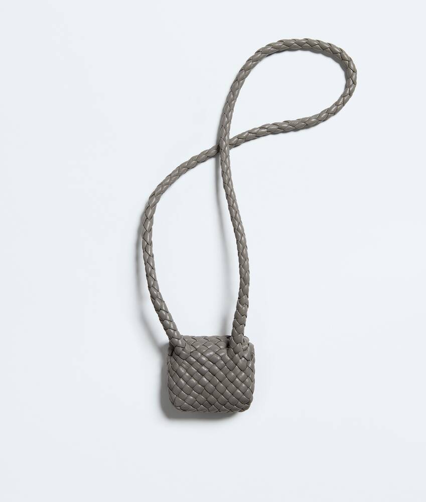 Funda para AirPods Tosca con correa en Basalt Bottega Veneta M&eacute;xico ES - Image 4