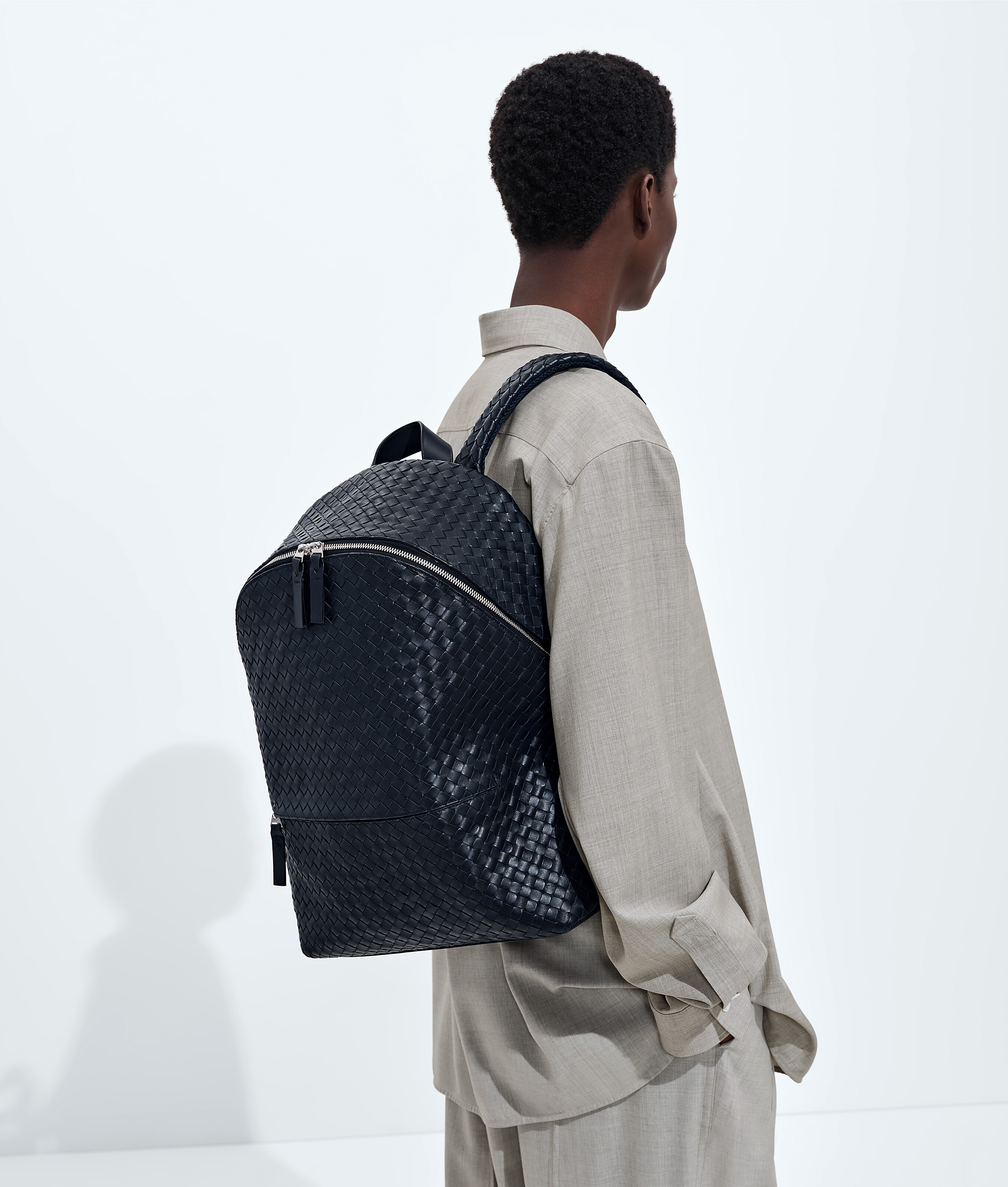 Men's Intrecciato 1975 Backpack in Midnight Bottega Veneta Luxembourg EN - Image 2
