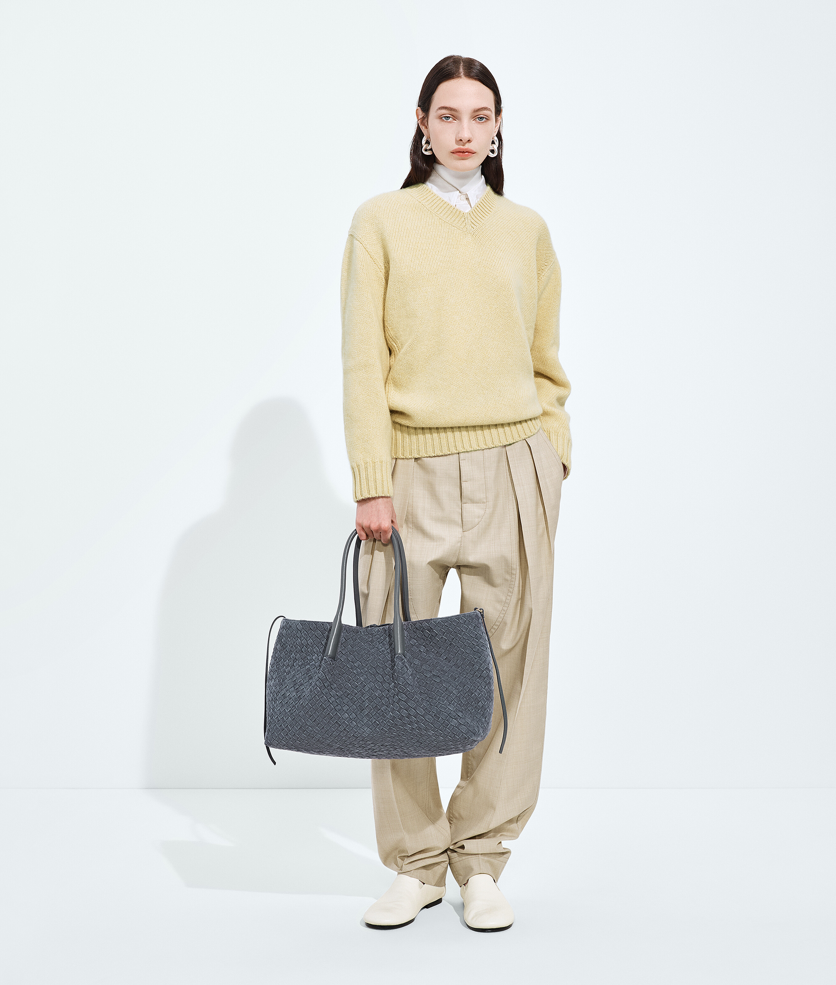 Women's Large Pinacoteca in Cloudy indigo/gravel Bottega Veneta Taiwan EN - Image 2