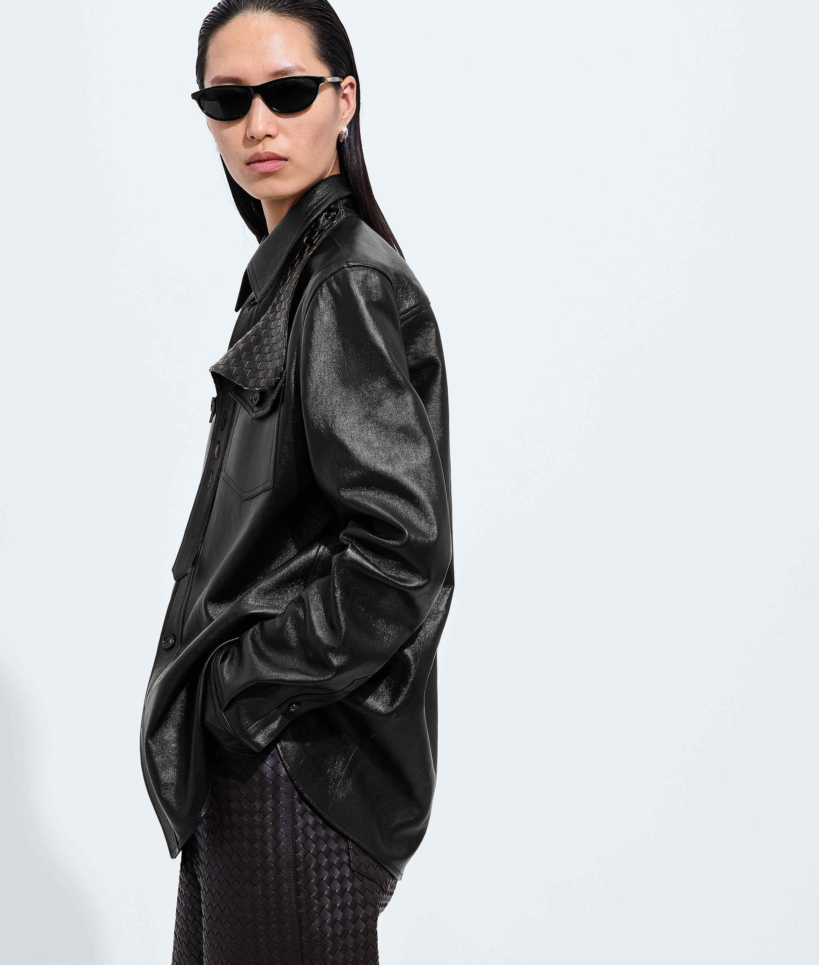 Women's Weathered Leather Shirt in Black/brown Bottega Veneta Luxembourg EN - Image 2