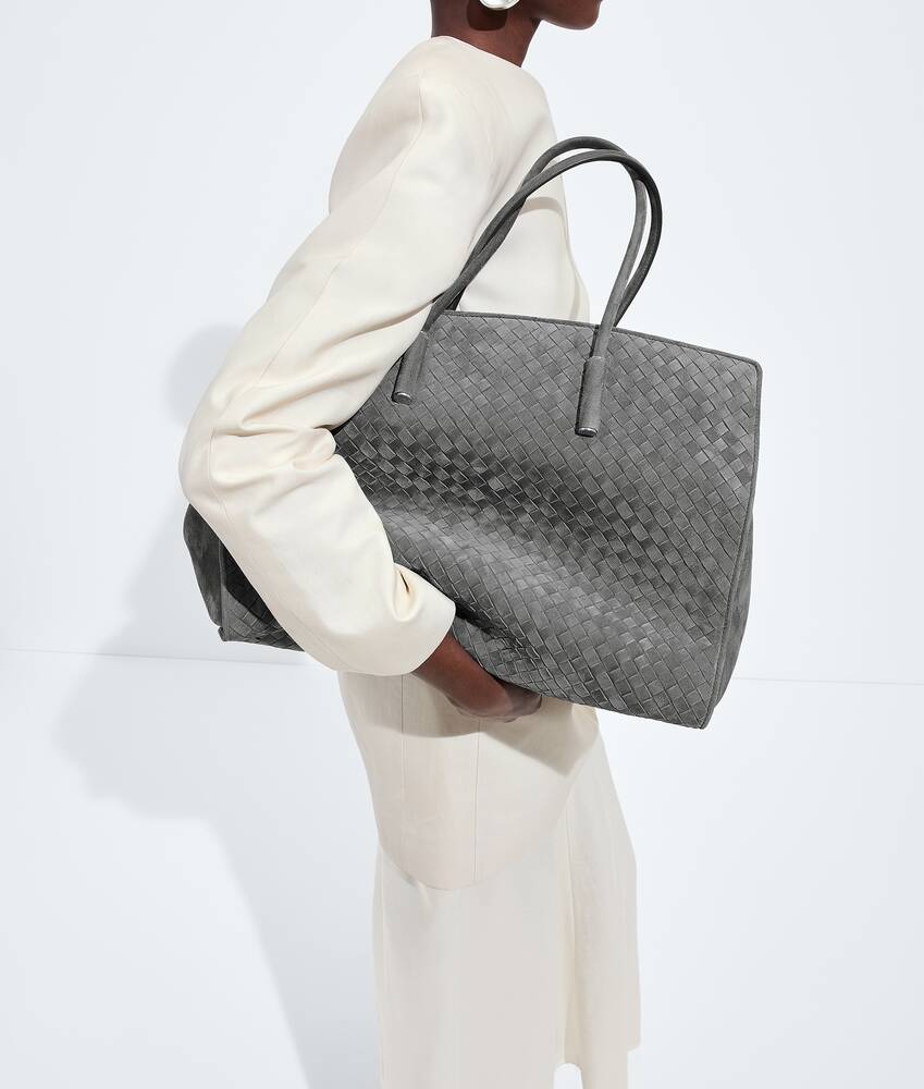 Women's Large Barbara Tote in Obsidian gray Bottega Veneta Zimbabwe EN - Image 5