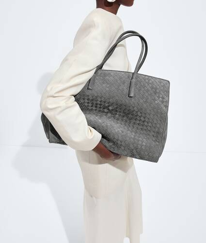 Women's Large Barbara Tote in Obsidian gray Bottega Veneta Zimbabwe EN - Image 5