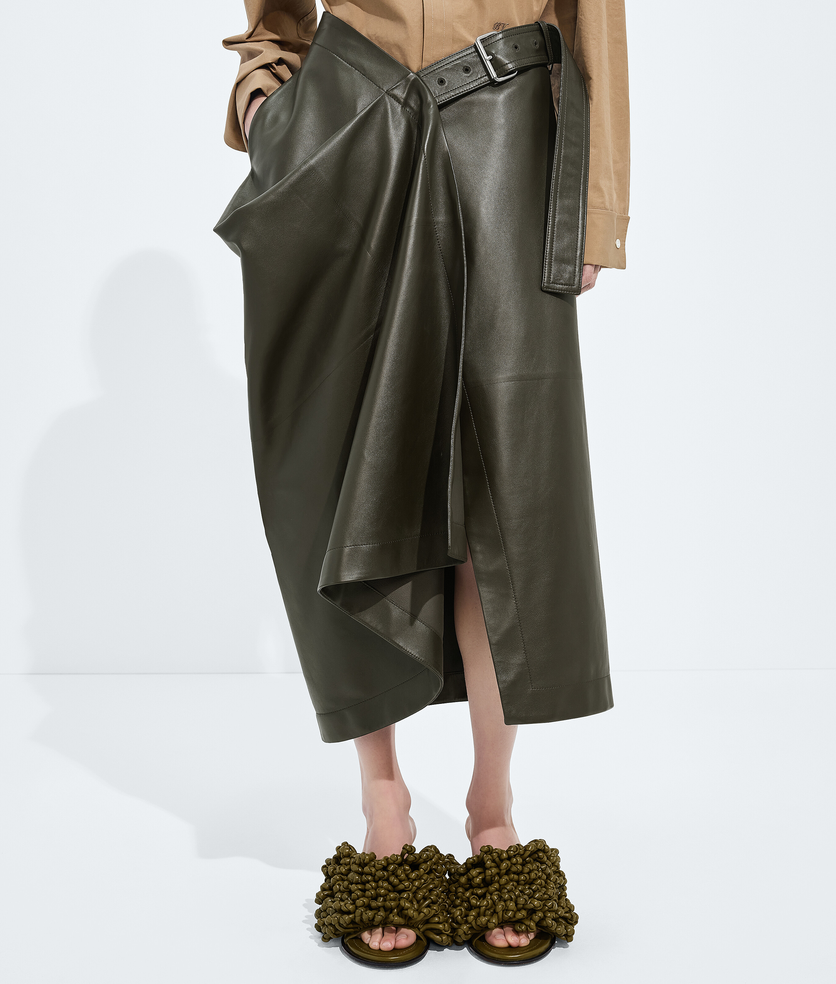Women's Shiny Leather Skirt in Pine forest Bottega Veneta Luxembourg EN - Image 3