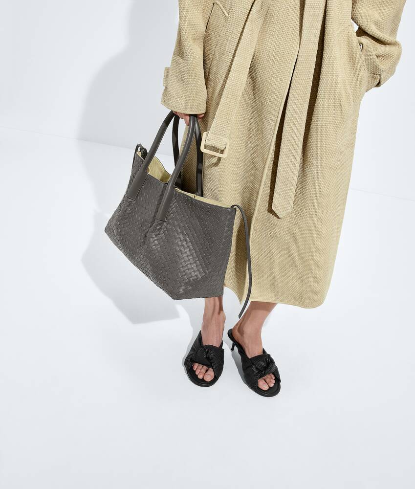 Pinacoteca grande da Donna in Basalt/sour Bottega Veneta Italia IT - Image 2