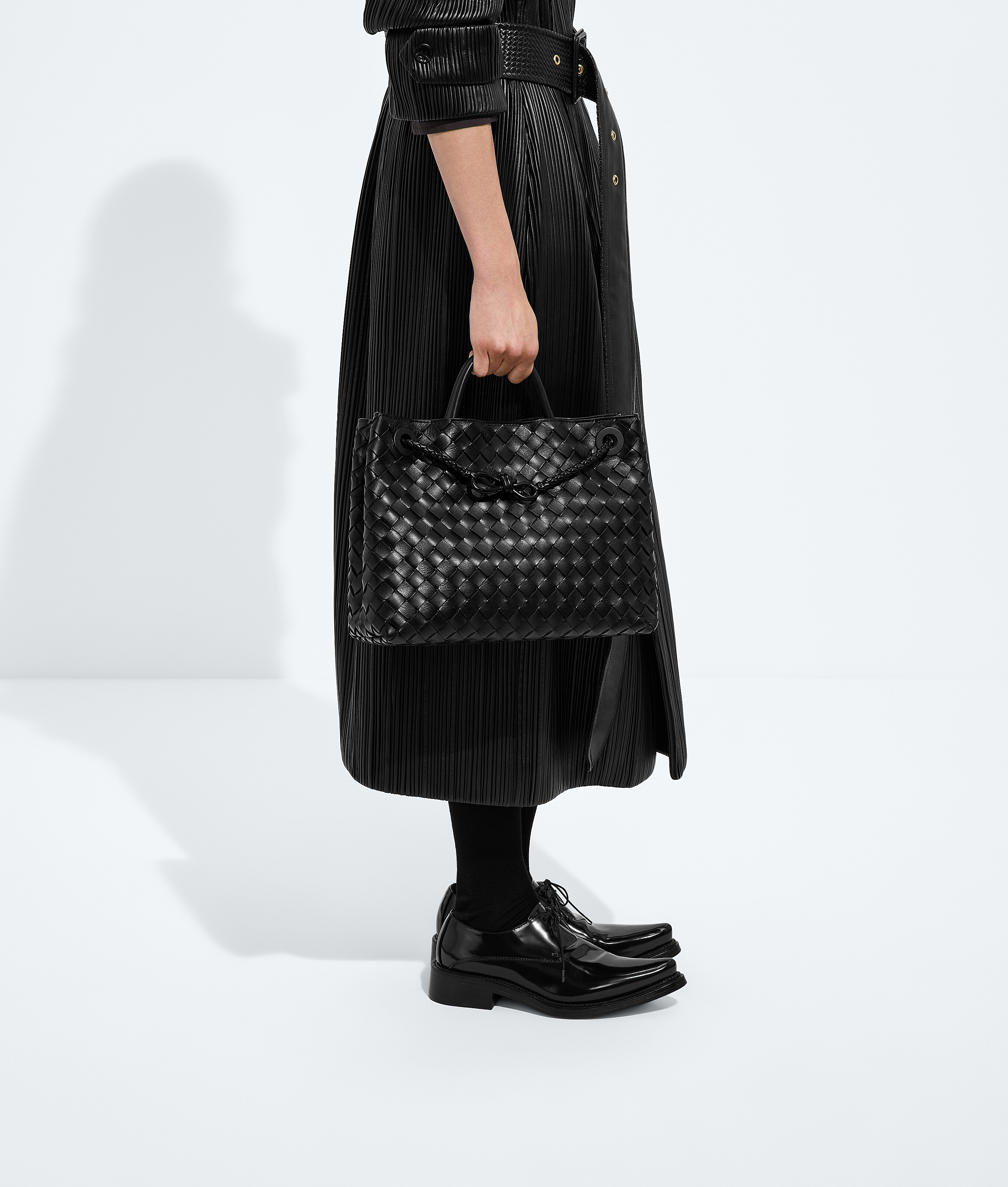 Andiamo da Donna in Black Bottega Veneta Italia IT - Image 7