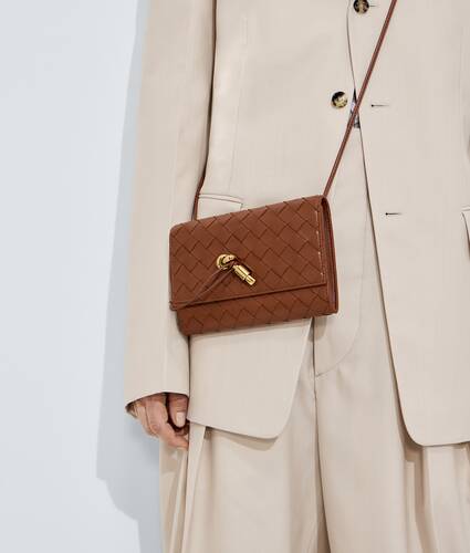 Women's Andiamo Pouch on Strap in Tannin Bottega Veneta Brazil EN - Image 5