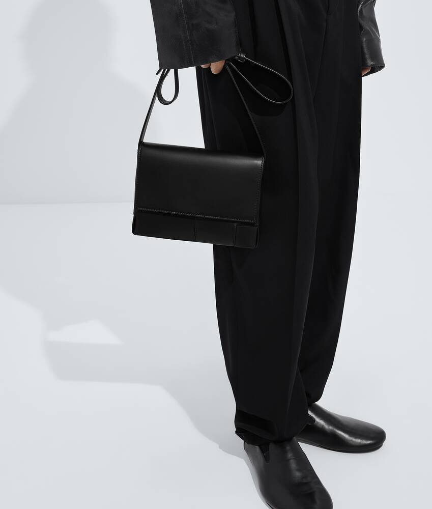 Men's Angolo Messenger in Black Bottega Veneta Hong Kong SAR China EN - Image 2