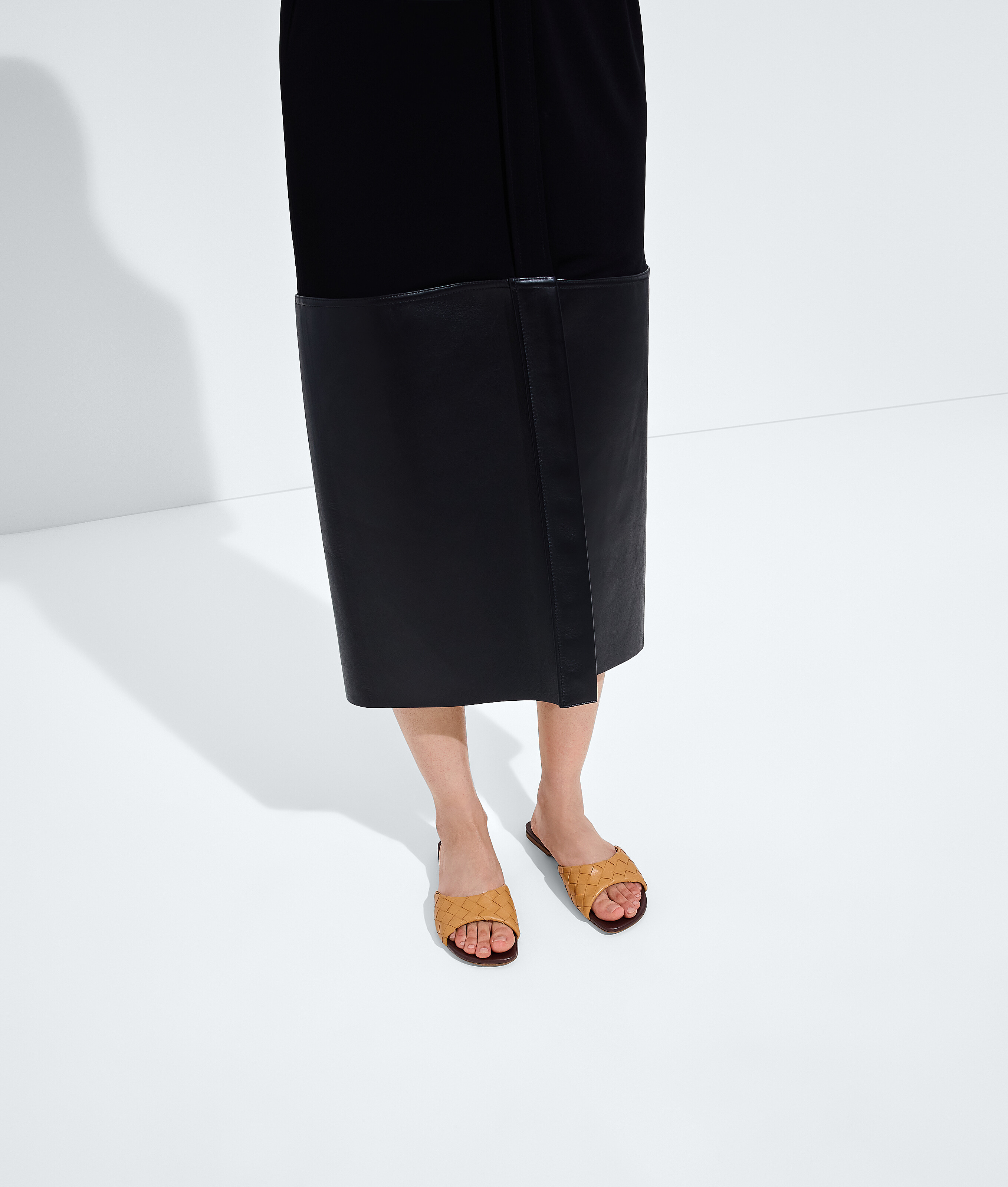 Women's Livia Flat Mule in Mojave beige/sienna brown Bottega Veneta Luxembourg EN - Image 2