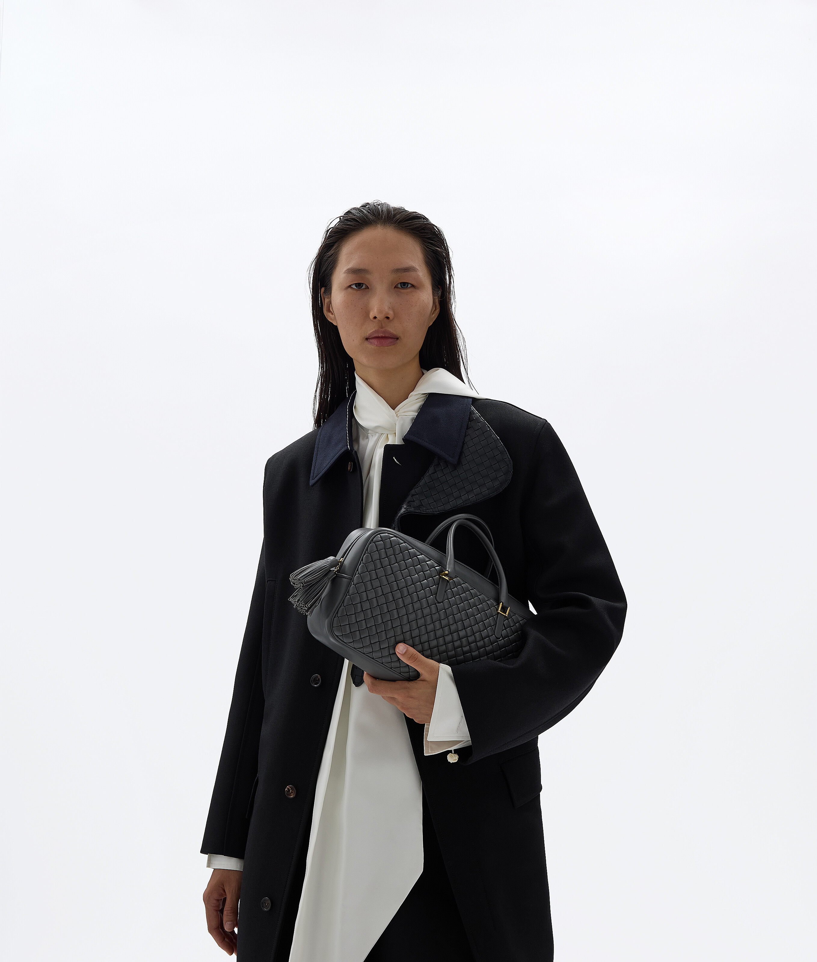 Women's Small Elio in Obsidian gray Bottega Veneta Luxembourg EN - Image 2