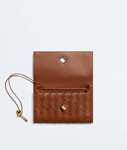 Women's Andiamo Pouch on Strap in Tannin Bottega Veneta Brazil EN - Image 3