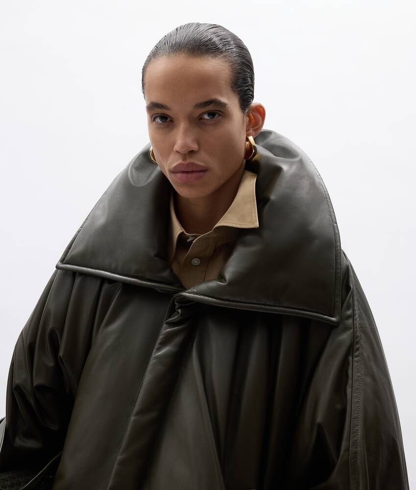 &bull; Piumino in pelle lucida da Donna in Pine forest Bottega Veneta Italia IT - Image 2