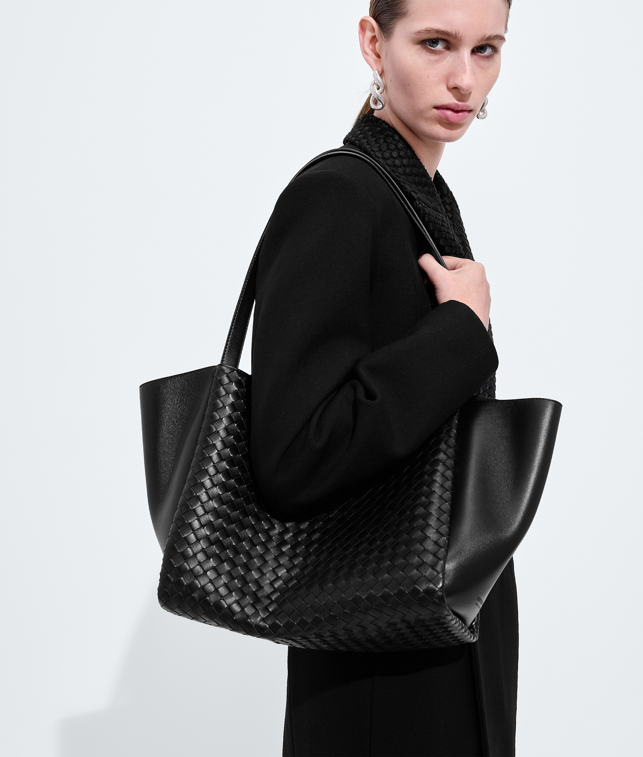 Women's Corso in Black-brass vibrato Bottega Veneta Kuwait EN - Image 2