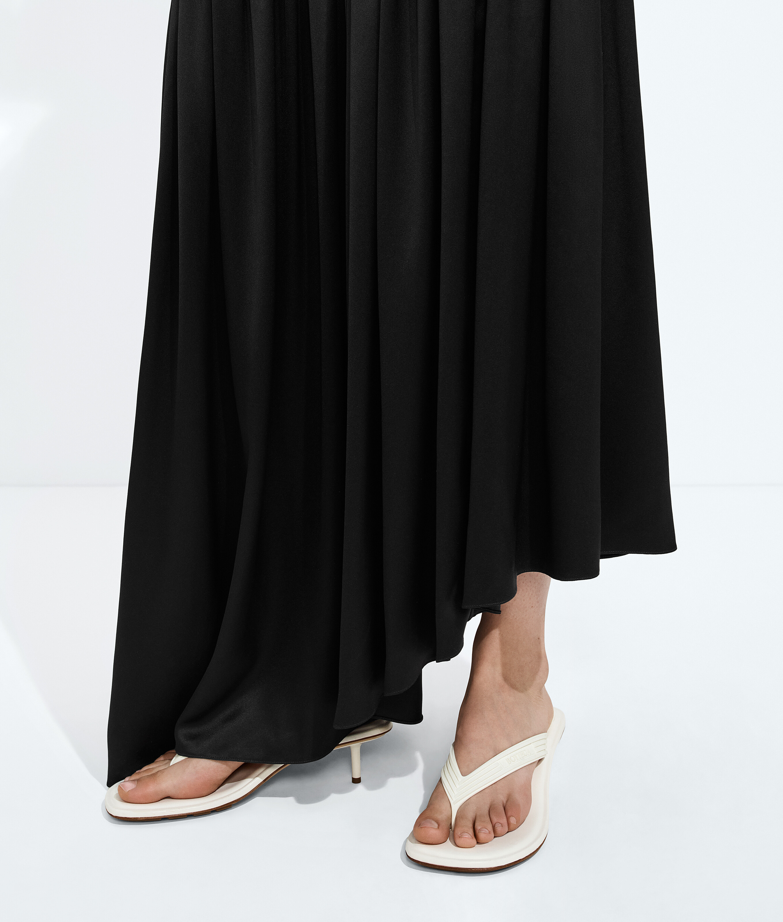 Women's Sampieri Thong in Alabaster Bottega Veneta Czechia EN - Image 2