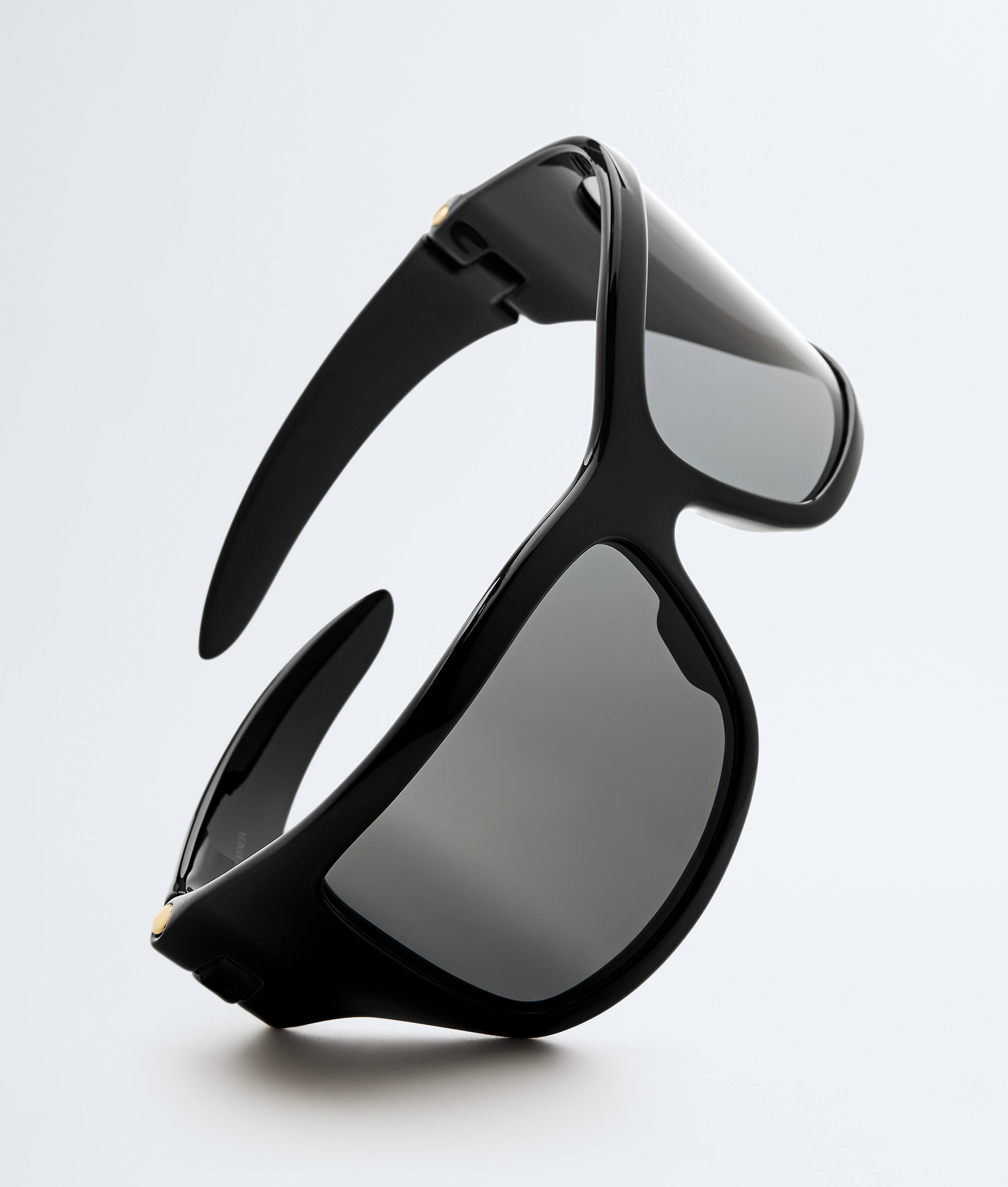 Intrecciato Wraparound Sunglasses in Black/gray Bottega Veneta Luxembourg EN - Image 3