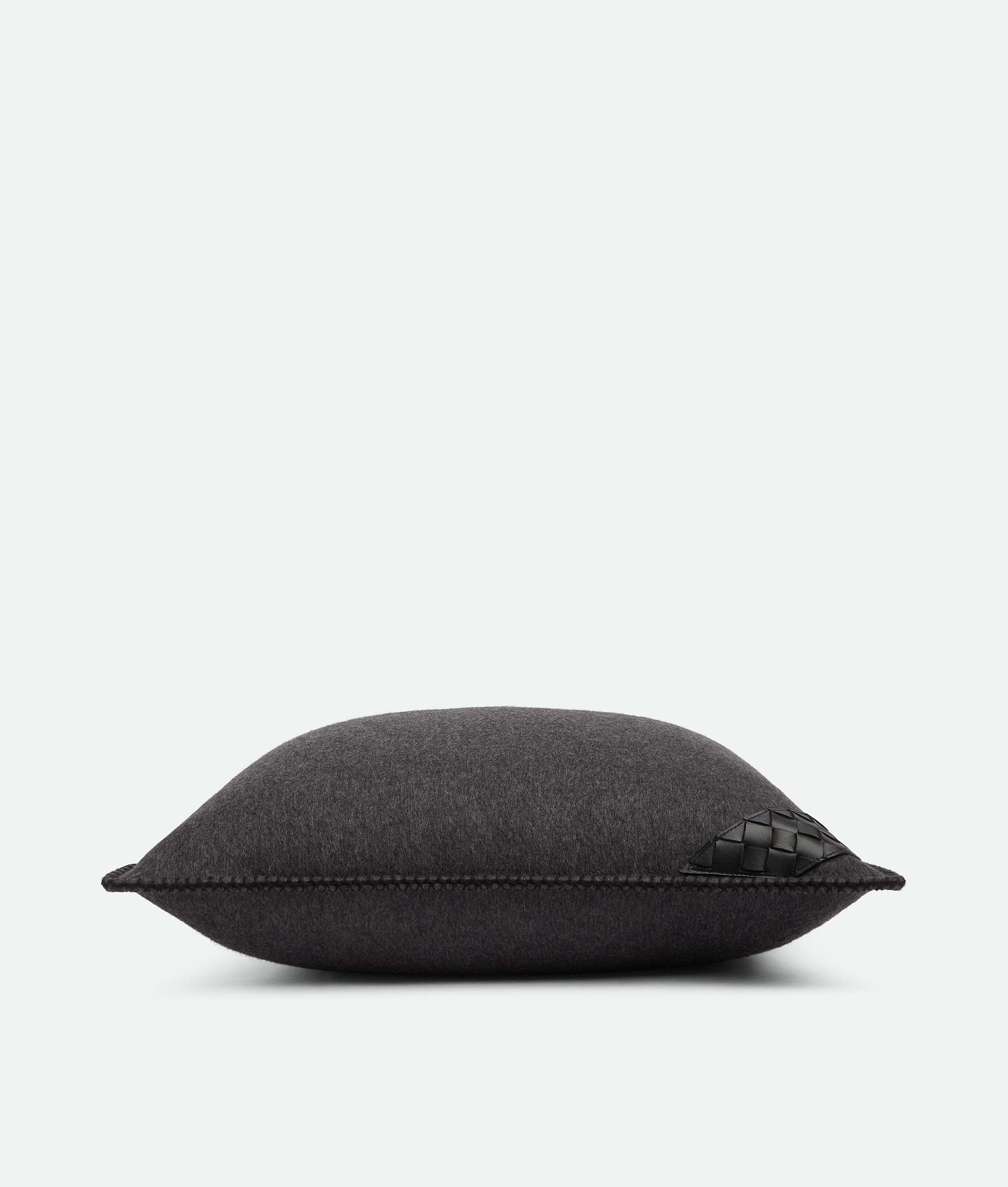 Cuscino con patch Intrecciato in Grey/black Bottega Veneta Italia IT - Image 3