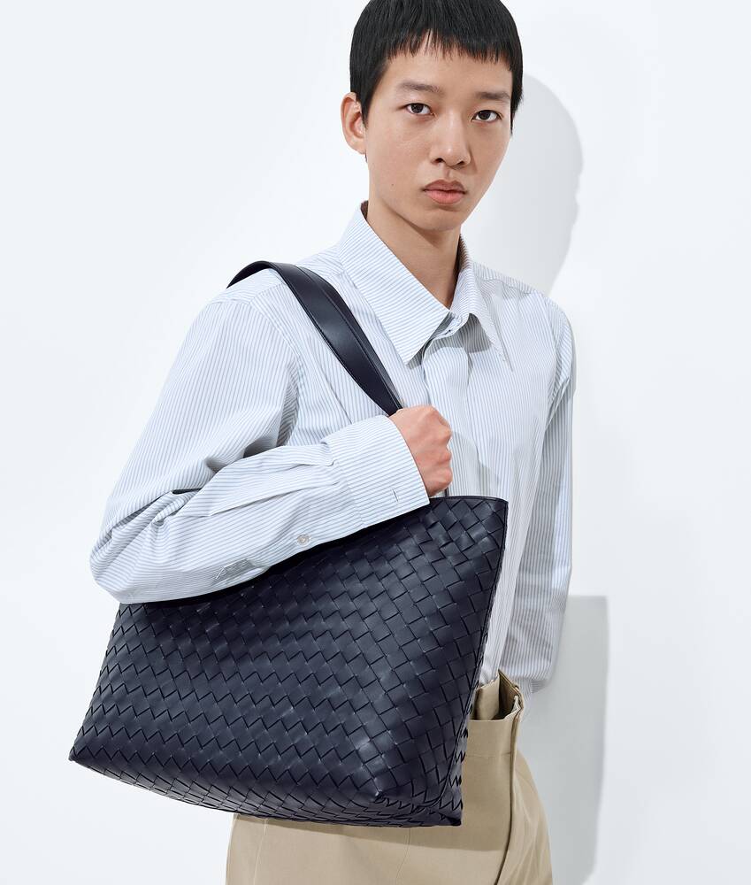 Display a large version of the product image 2 - Small Intrecciato Zipped Tote