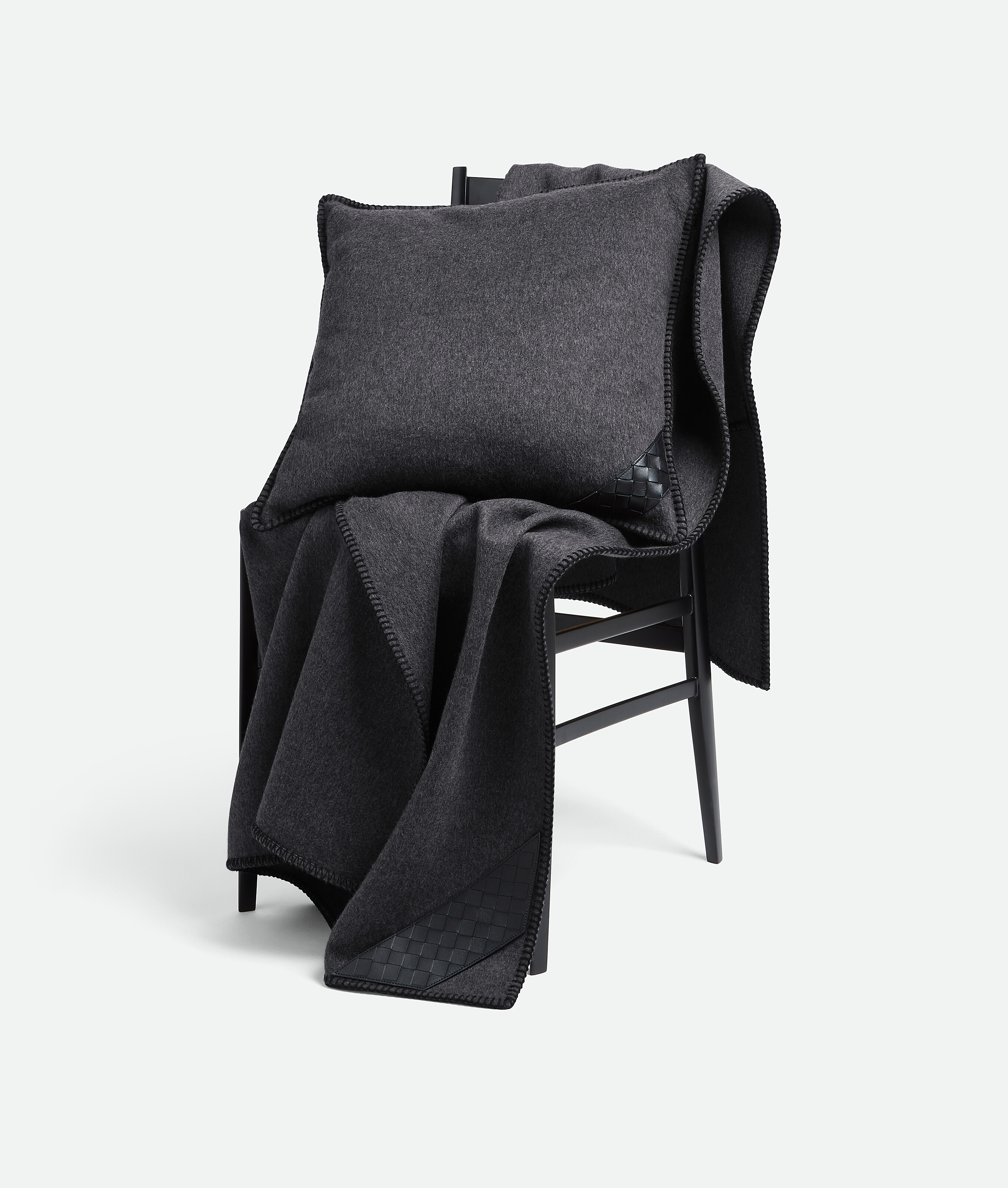 Cuscino con patch Intrecciato in Grey/black Bottega Veneta Italia IT - Image 2