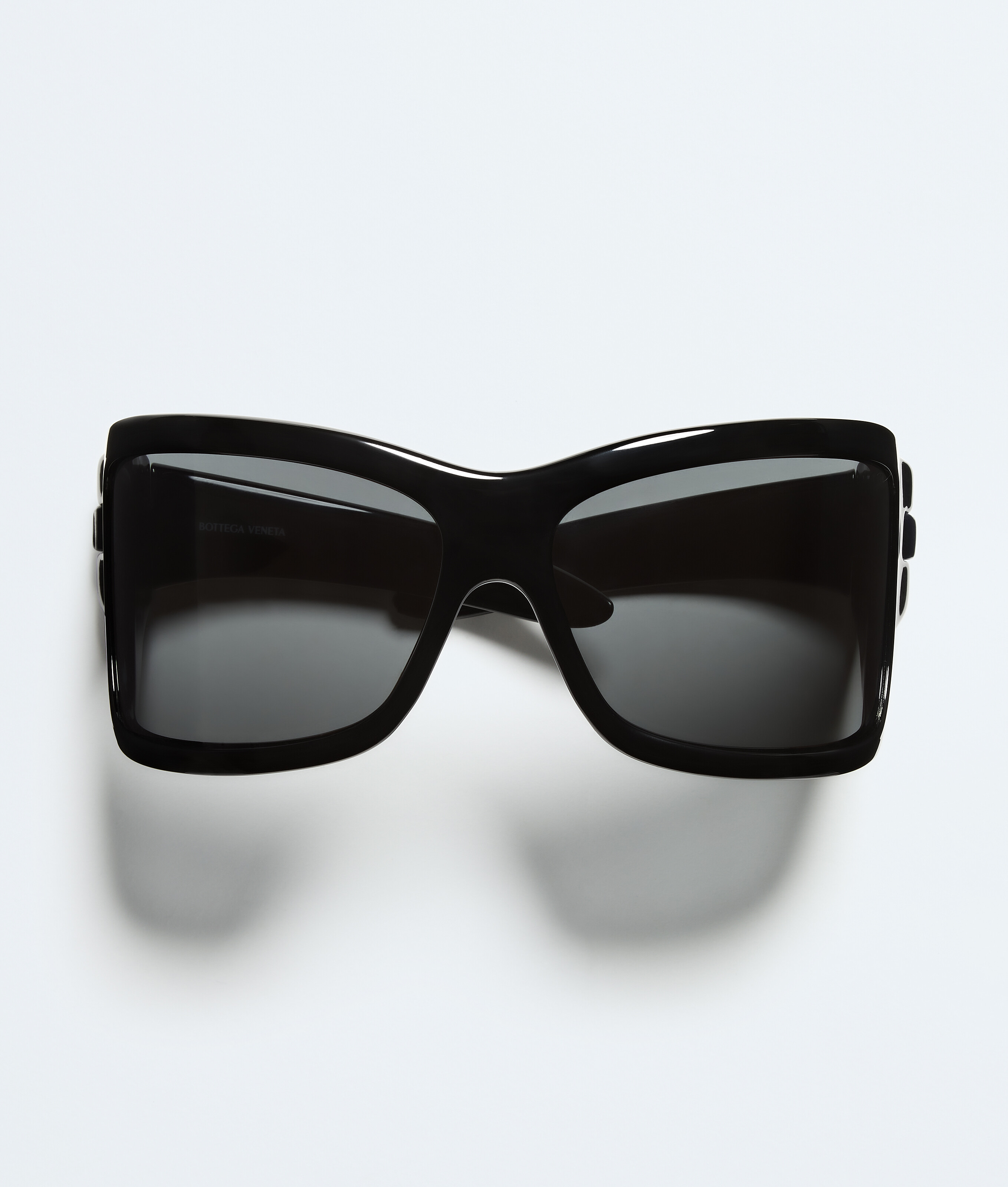 Intrecciato Wraparound Sunglasses in Black/gray | Bottega Veneta HR
