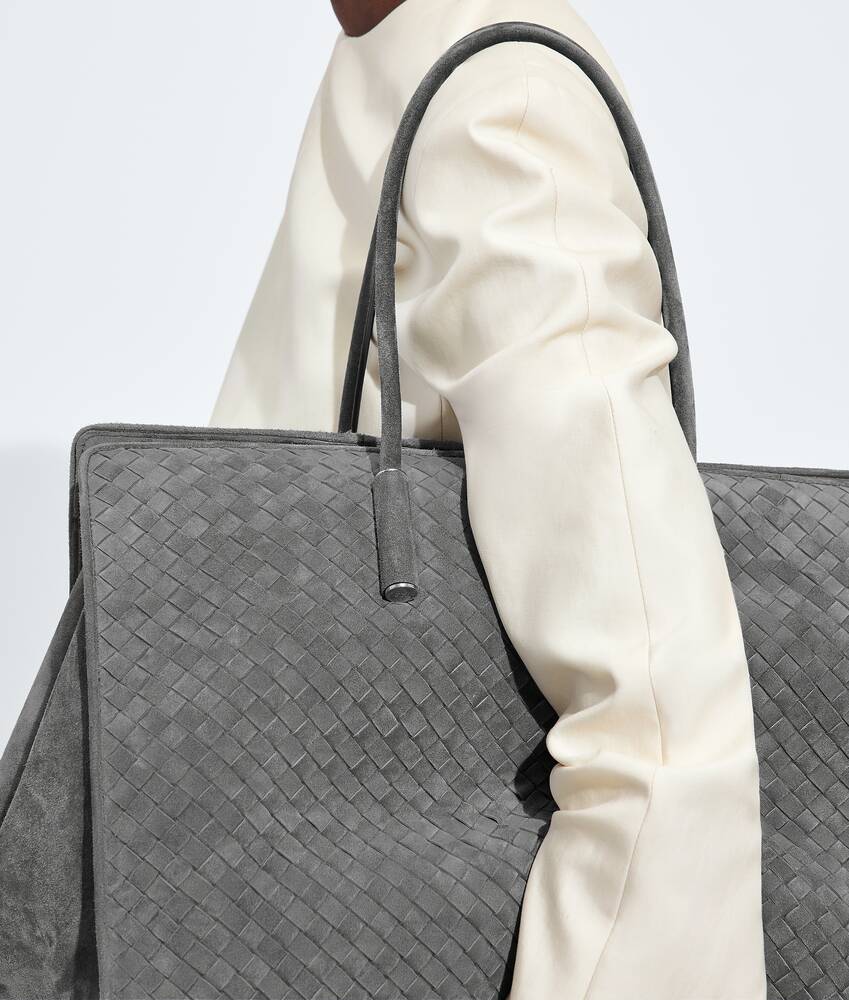 Women's Large Barbara Tote in Obsidian gray Bottega Veneta Zimbabwe EN - Image 6