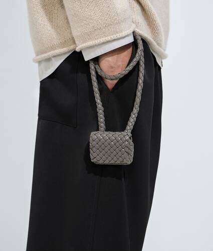 Funda para AirPods Tosca con correa en Basalt Bottega Veneta M&eacute;xico ES - Image 2