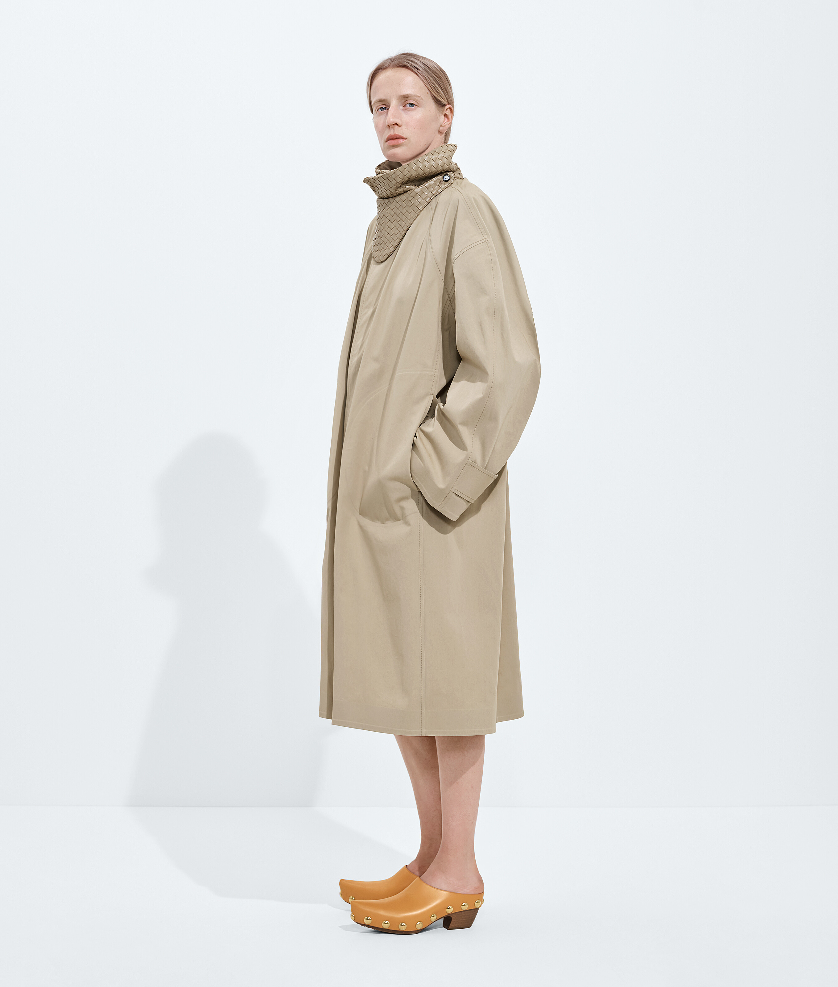 Women's Cotton Trench Coat in Sahara Bottega Veneta Latvia EN - Image 2