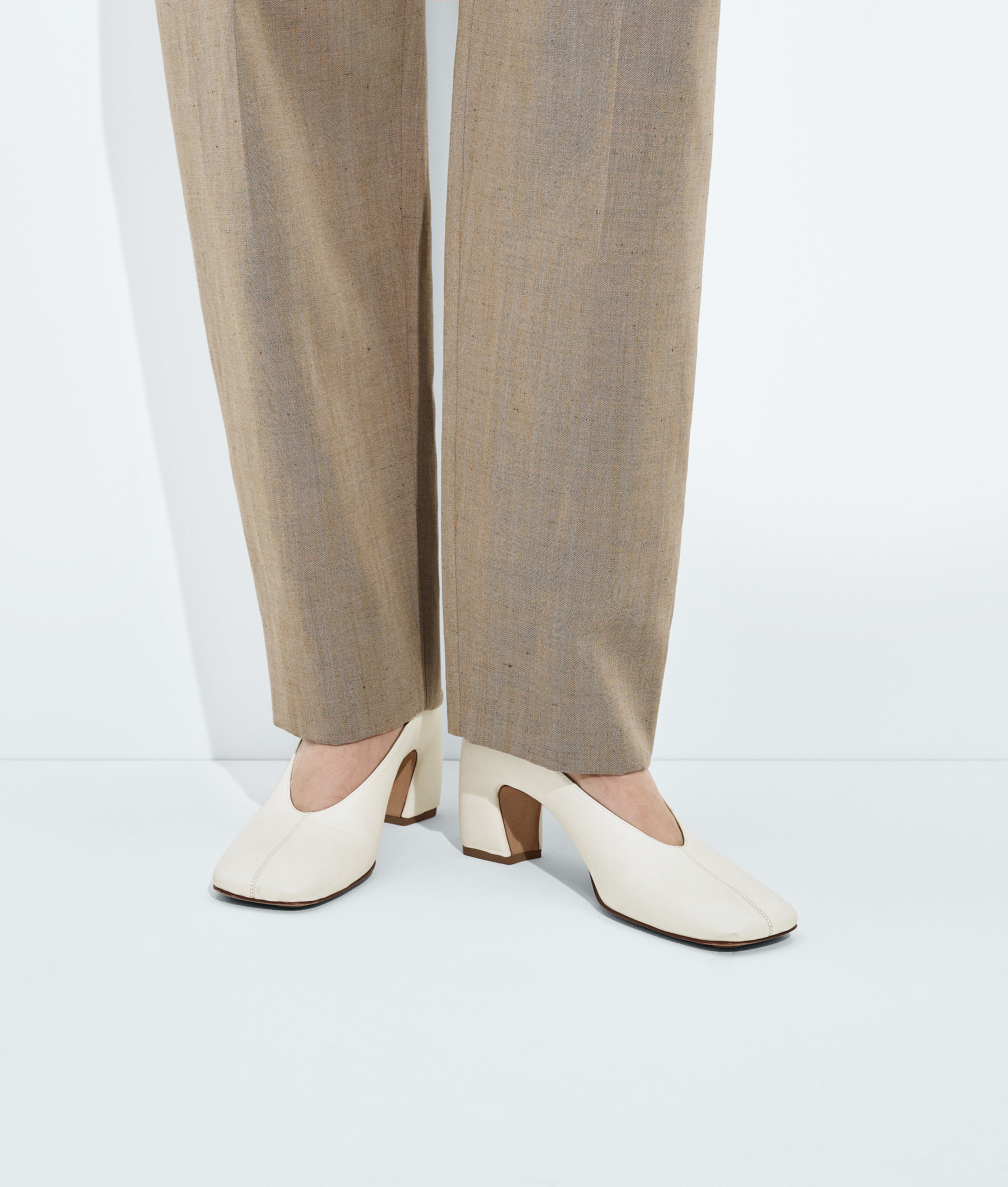 Women's Allegra Pump in Alabaster Bottega Veneta Finland EN - Image 2