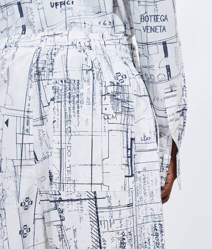 Men's Cotton Poplin Printed Shorts in Chalk/midnight blue Bottega Veneta Bulgaria EN - Image 4