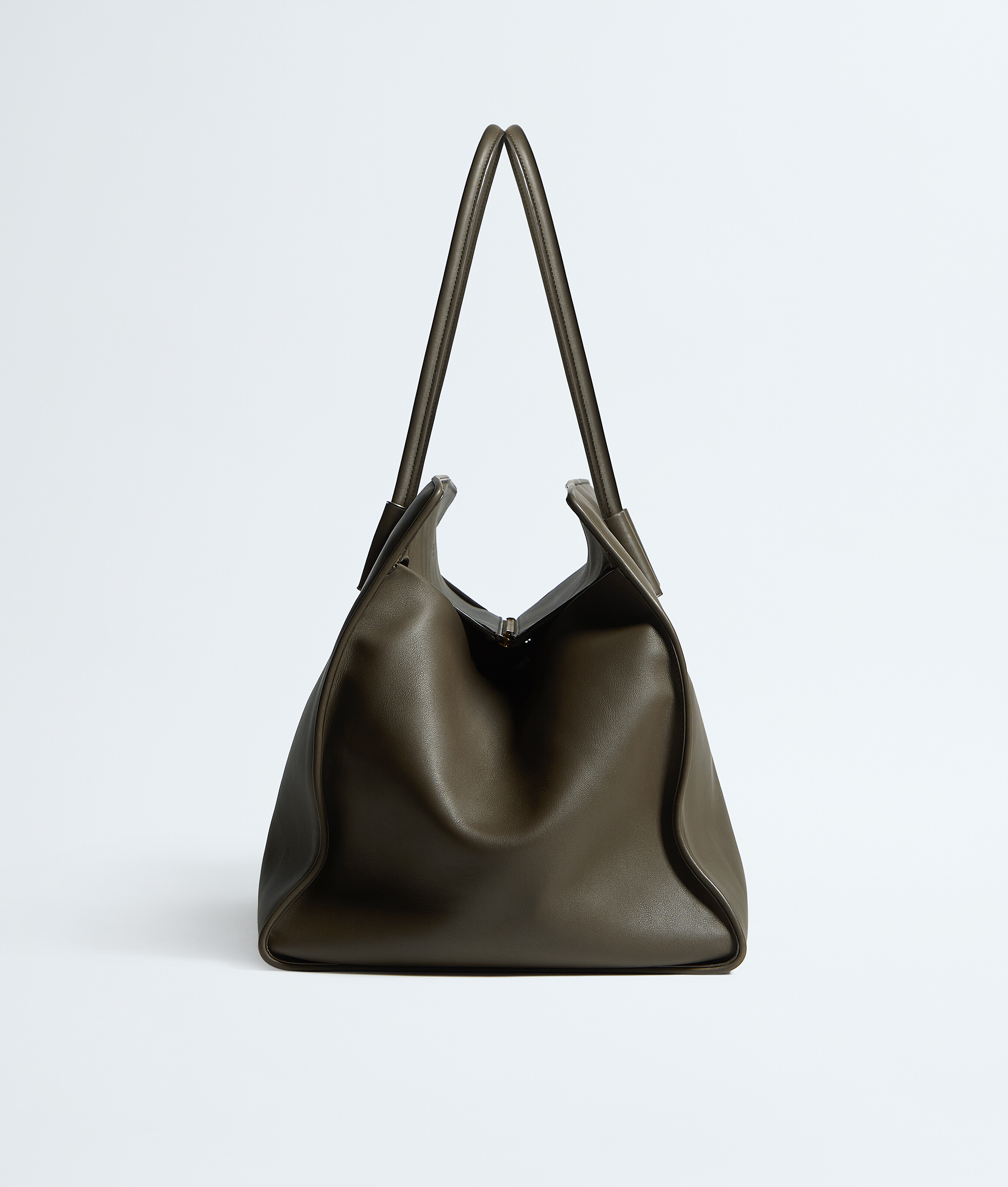 Women's Maxi Barbara Tote in Dark olive Bottega Veneta Taiwan EN - Image 4