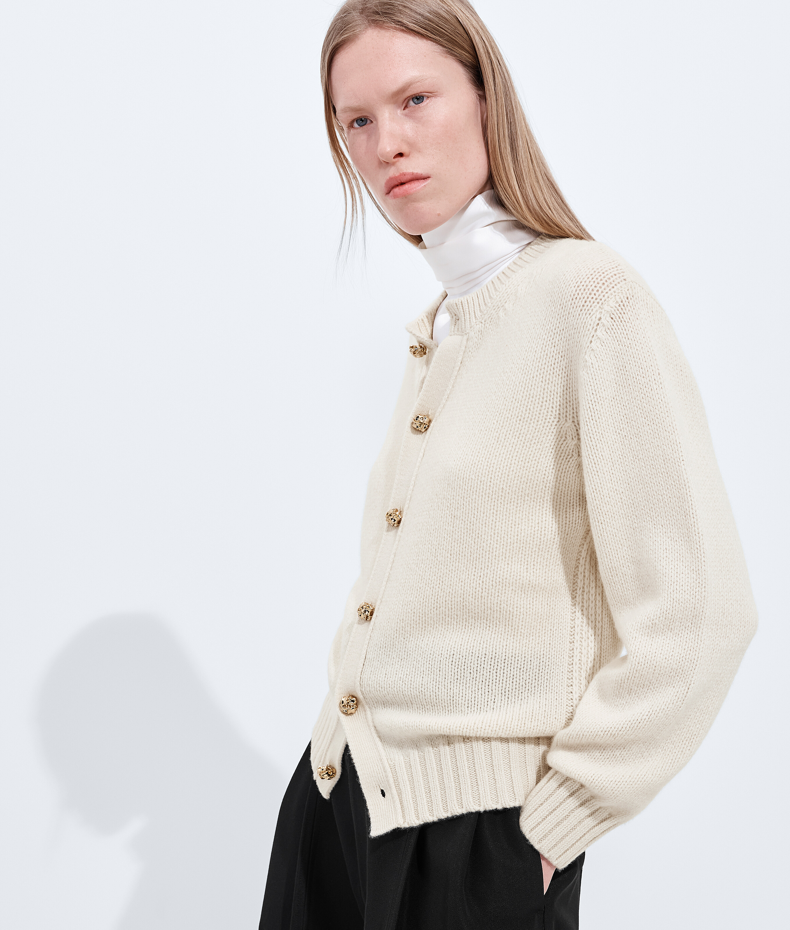 【美品】BOTTEGA VENETA カシミヤ サイドリブ カーディガン M カシミア カーディガン のために ウィメンズ で パーチメント