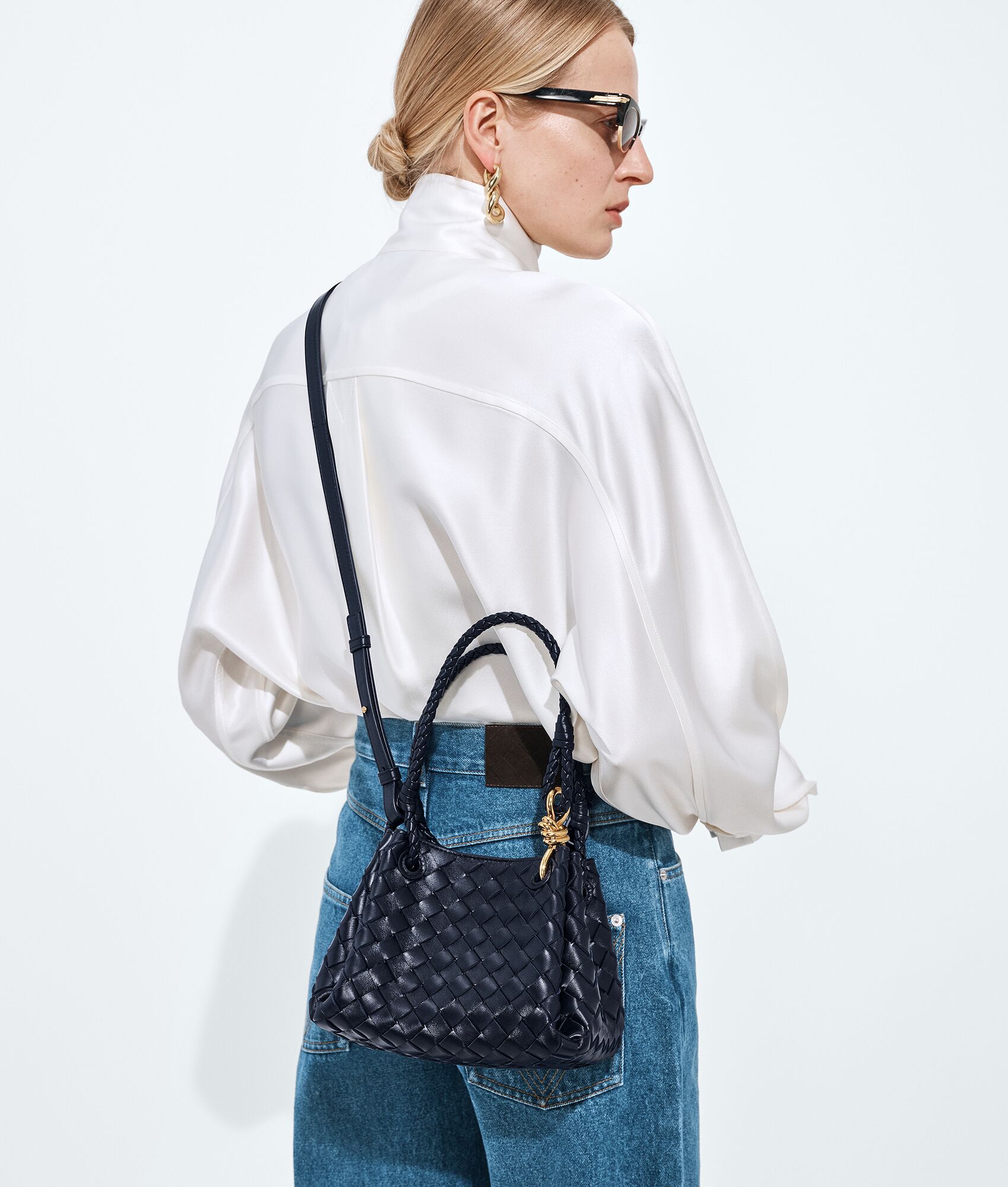 ネイビーショルダーバッグ人気ブランドおすすめ｜BOTTEGA VENETA（ボッテガ・ヴェネタ）