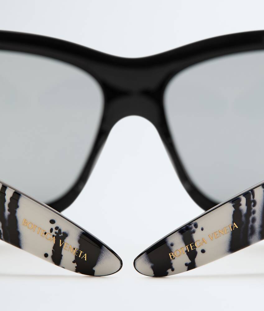Intrecciato Wraparound Sunglasses in Black/gray Bottega Veneta Monaco EN - Image 4