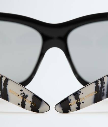 Intrecciato Wraparound Sunglasses in Black/gray Bottega Veneta Monaco EN - Image 4