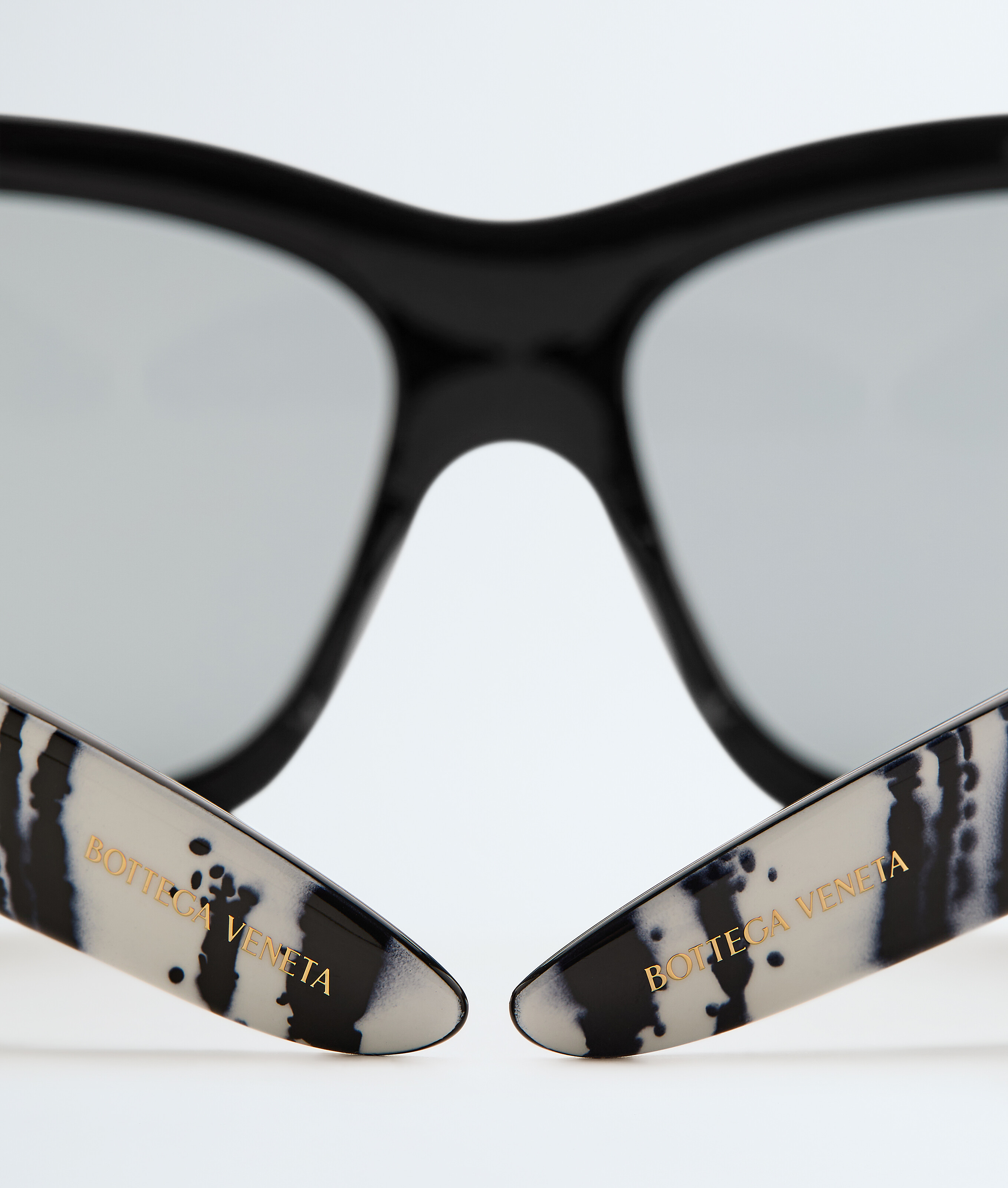 Intrecciato Wraparound Sunglasses in Black/gray Bottega Veneta Luxembourg EN - Image 4