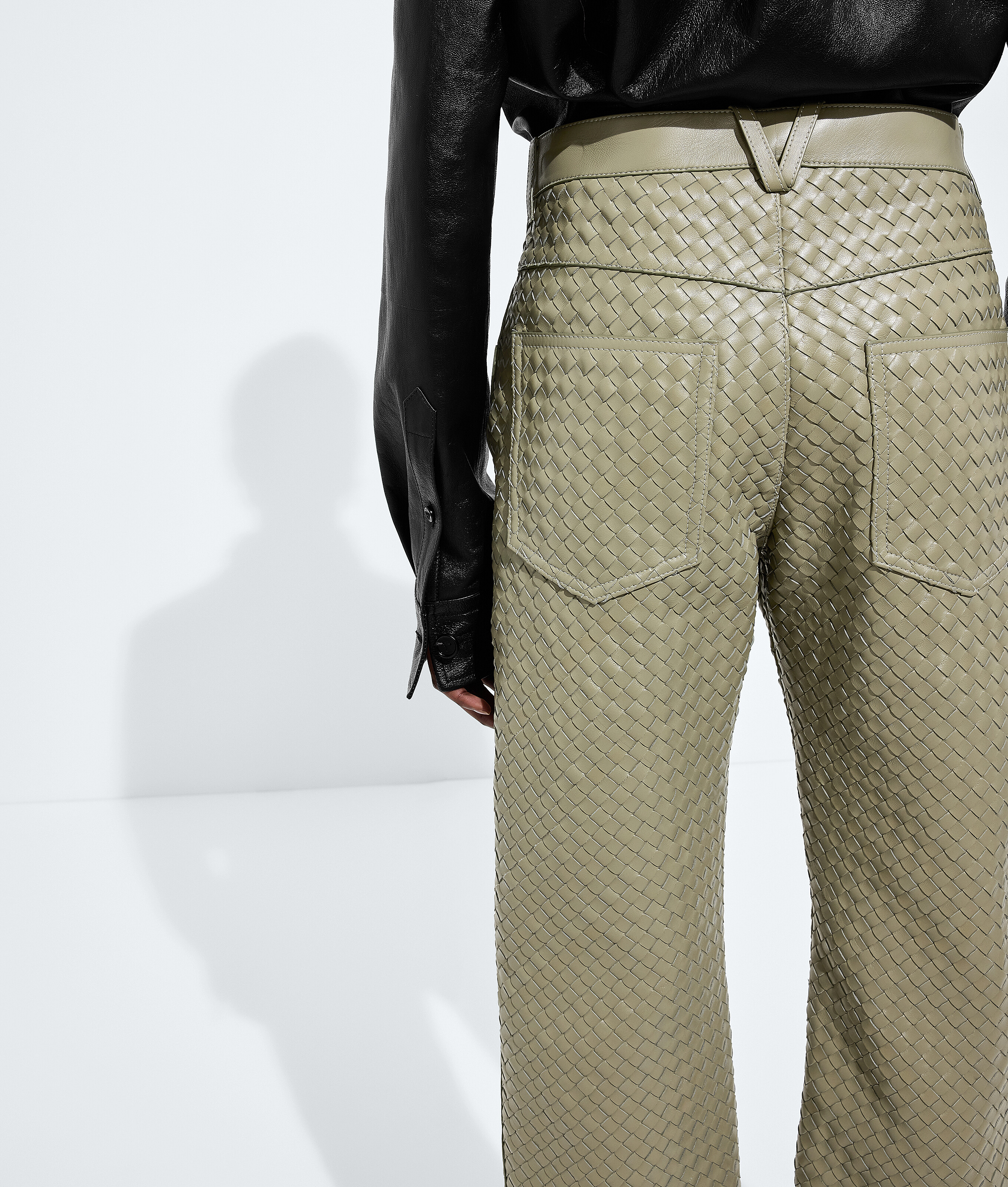 Pantalones de piel Intrecciato para Mujer en Tarragon Bottega Veneta México ES - Image 4