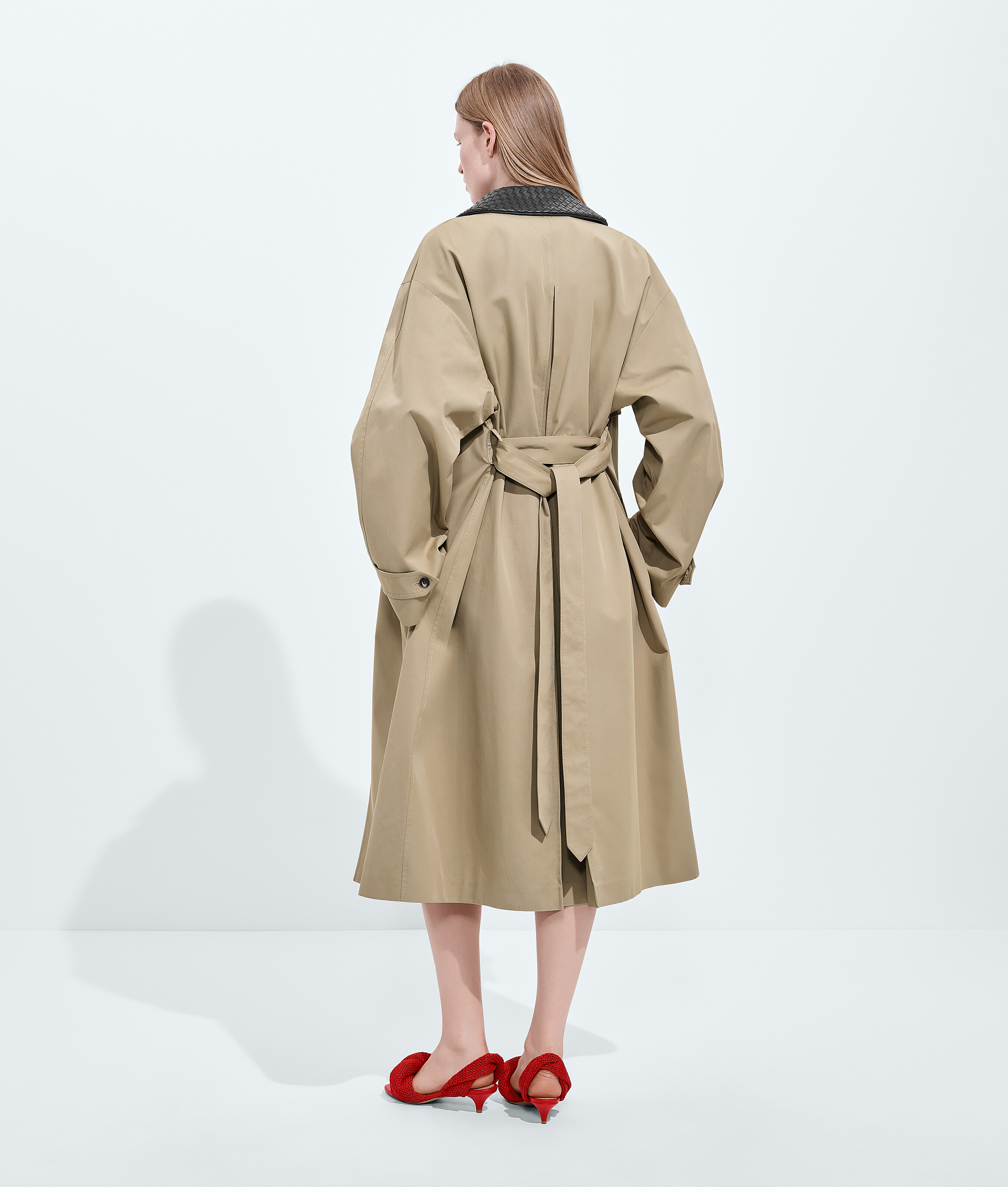 Women's Cotton Trench Coat in Sahara Bottega Veneta Luxembourg EN - Image 3