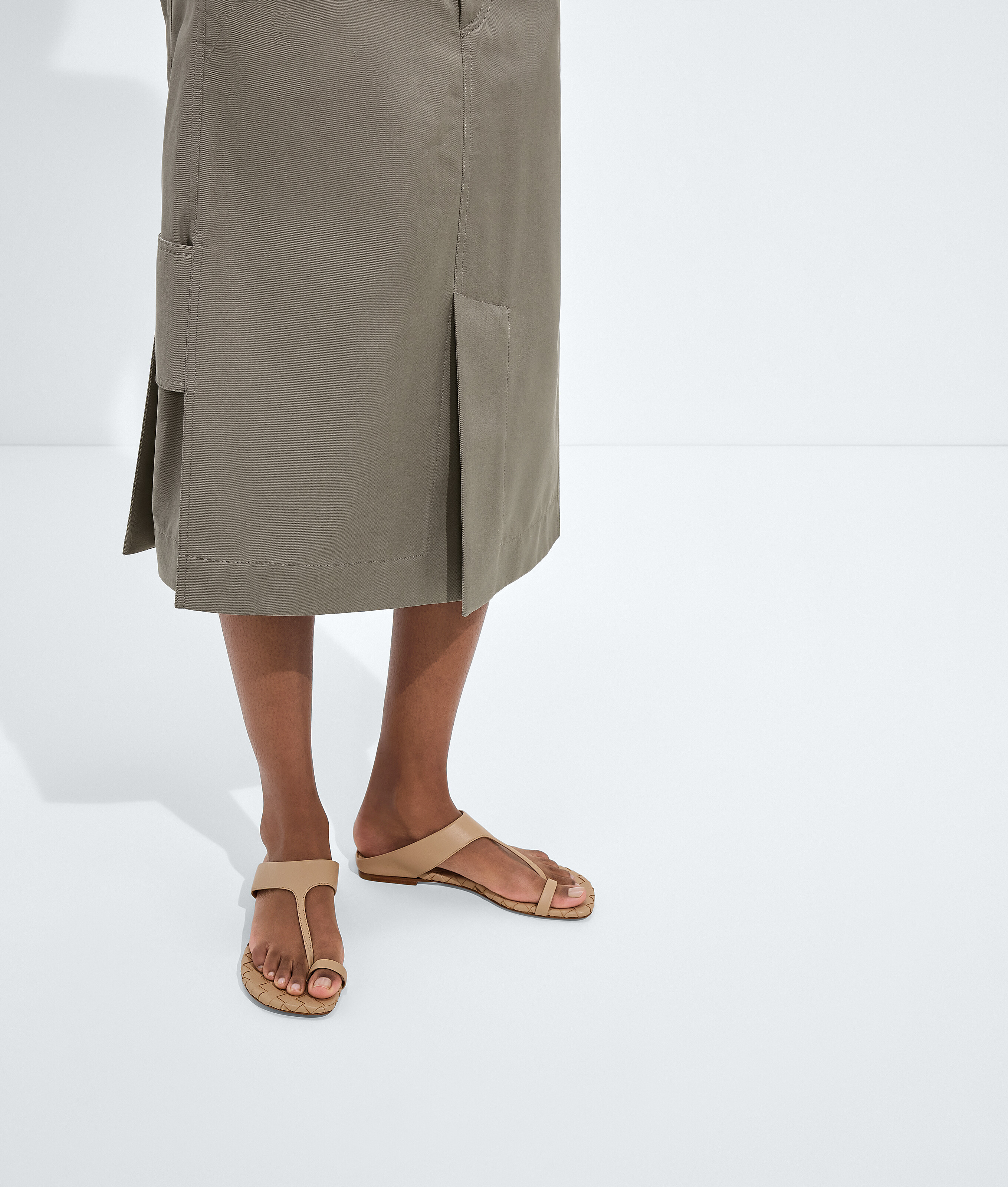 Women's Livia Flat Thong in Shore Bottega Veneta Luxembourg EN - Image 2