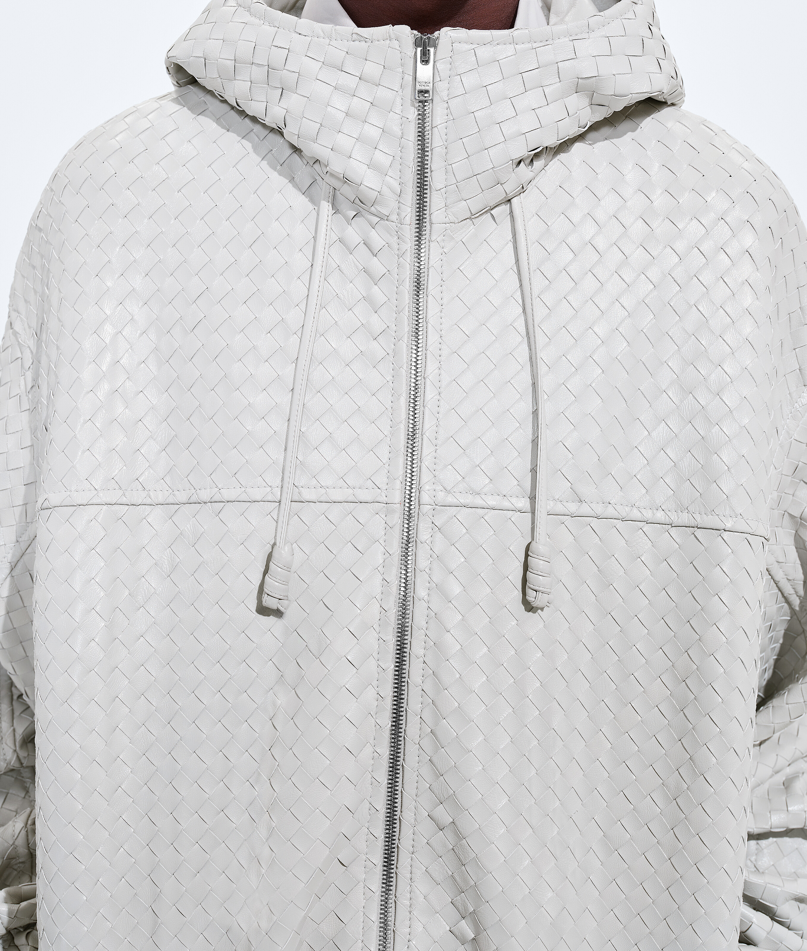 Ele's Jaqueta em Couro Intrecciato Piccolo em Pearl grey Bottega Veneta Brasil PT - Image 4