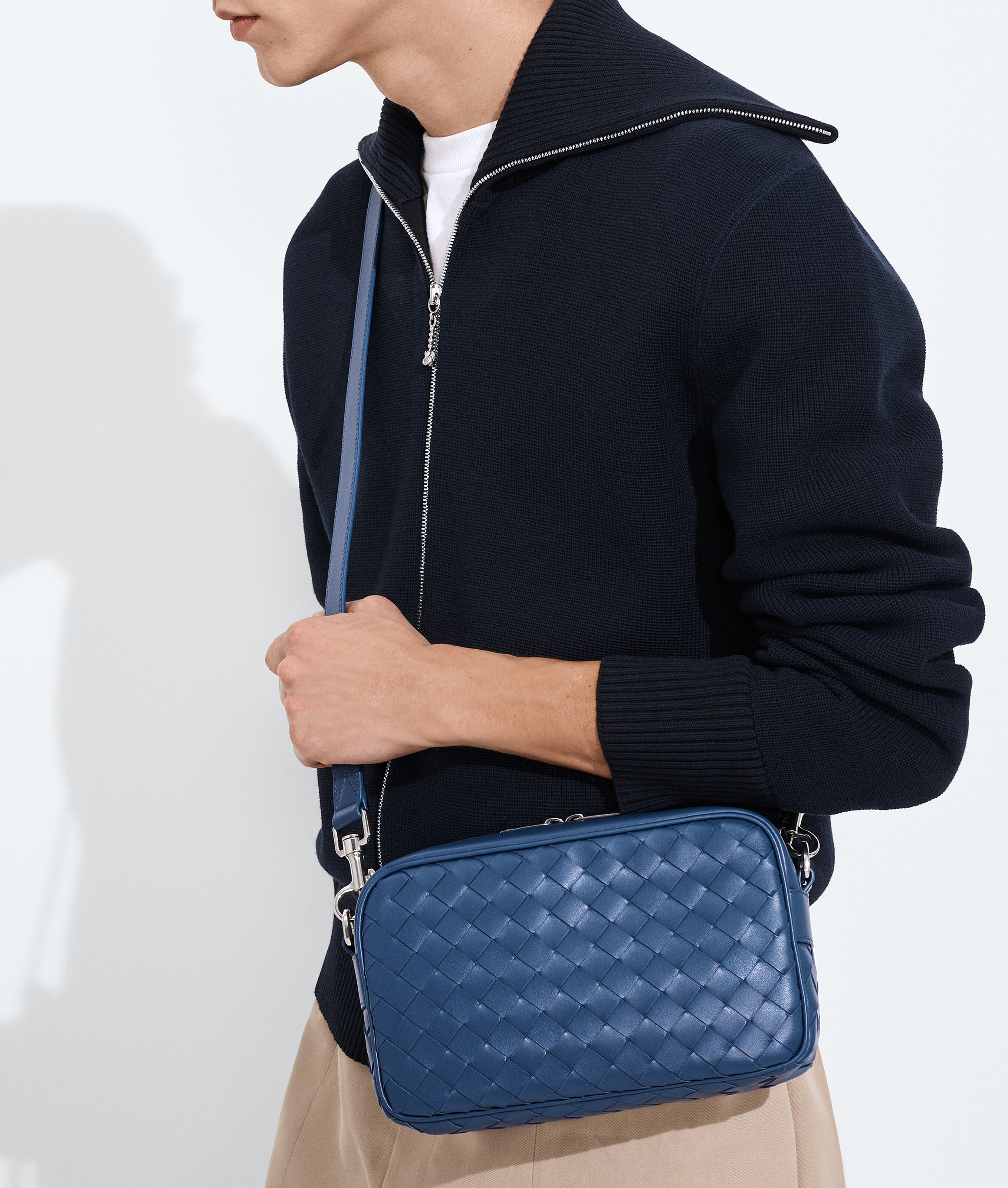 Men's Small Intrecciato Camera Bag in Blue venezia Bottega Veneta Zimbabwe EN - Image 2