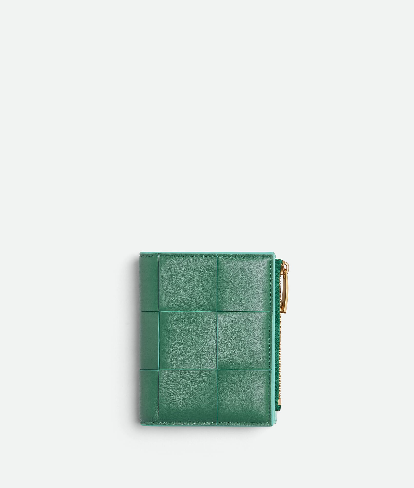 50代女性が品よく持てる人気のレディース二つ折り財布ブランドはボッテガ・ヴェネタのスモール カセット 二つ折りファスナーウォレットバイカラー